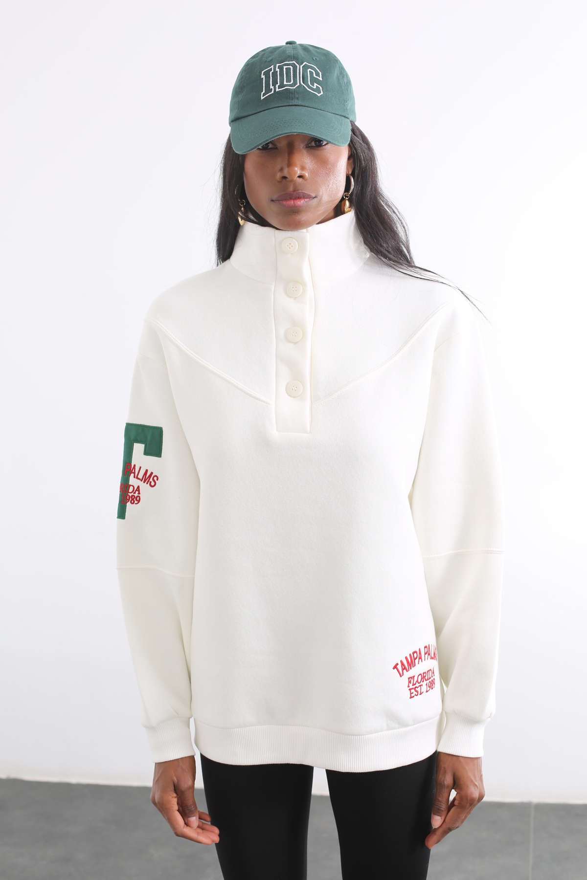 Ekru Dik Yaka Düğmeli Sweatshirt 