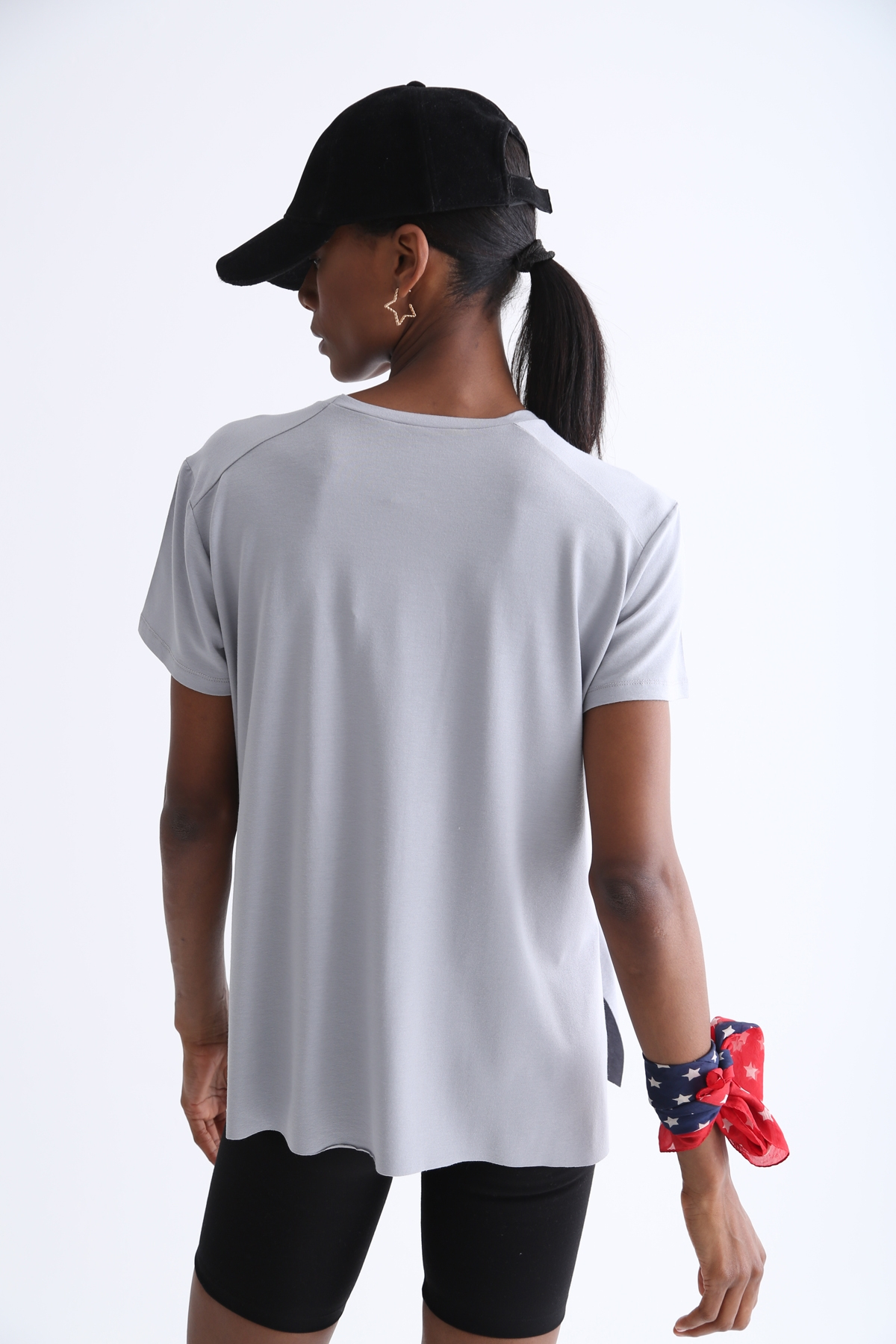 Gri Bisiklet Yaka Yırtmaçlı Tshirt 