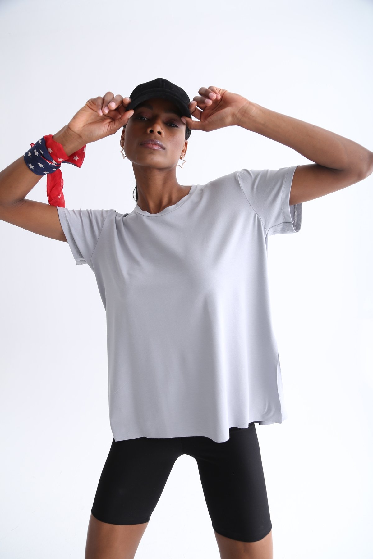 Gri Bisiklet Yaka Yırtmaçlı Tshirt 