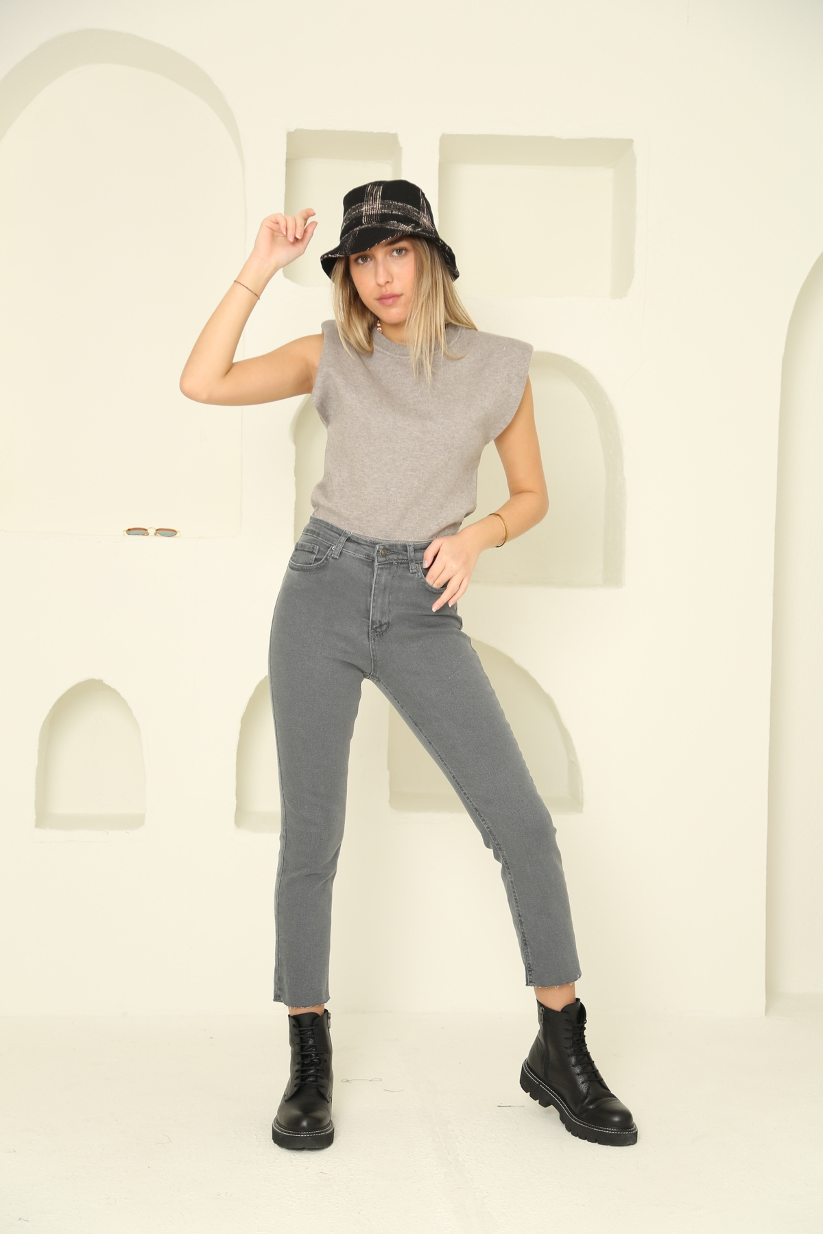 Gri Kesik Paça Boyfit Jean Pantolon 