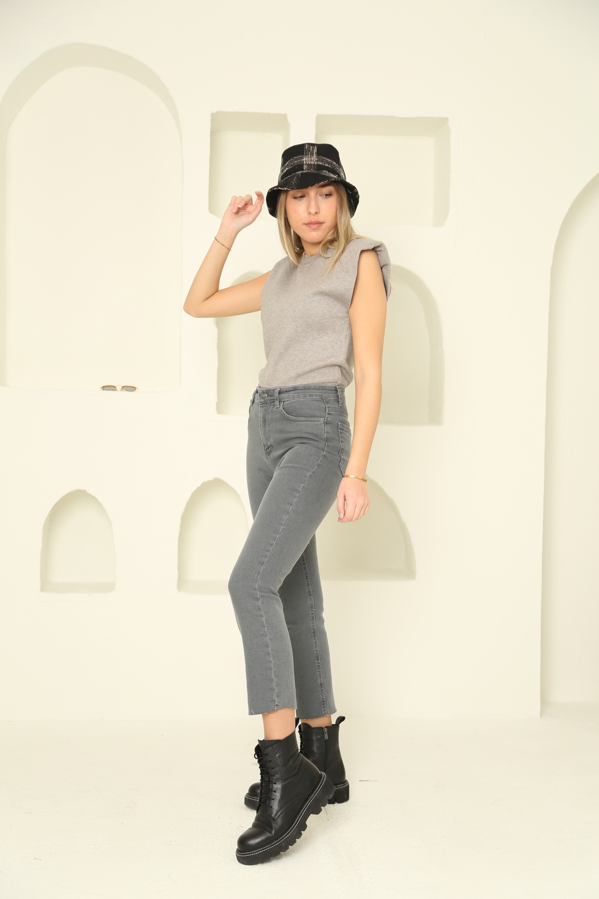 Gri Kesik Paça Boyfit Jean Pantolon 