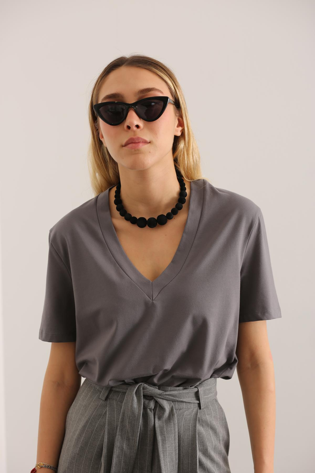 Gri V Yaka Basic Tshirt 