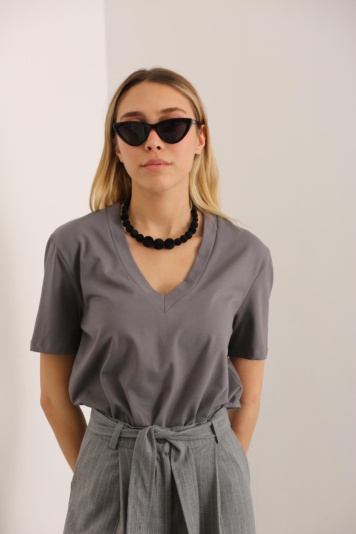Gri V Yaka Basic Tshirt 