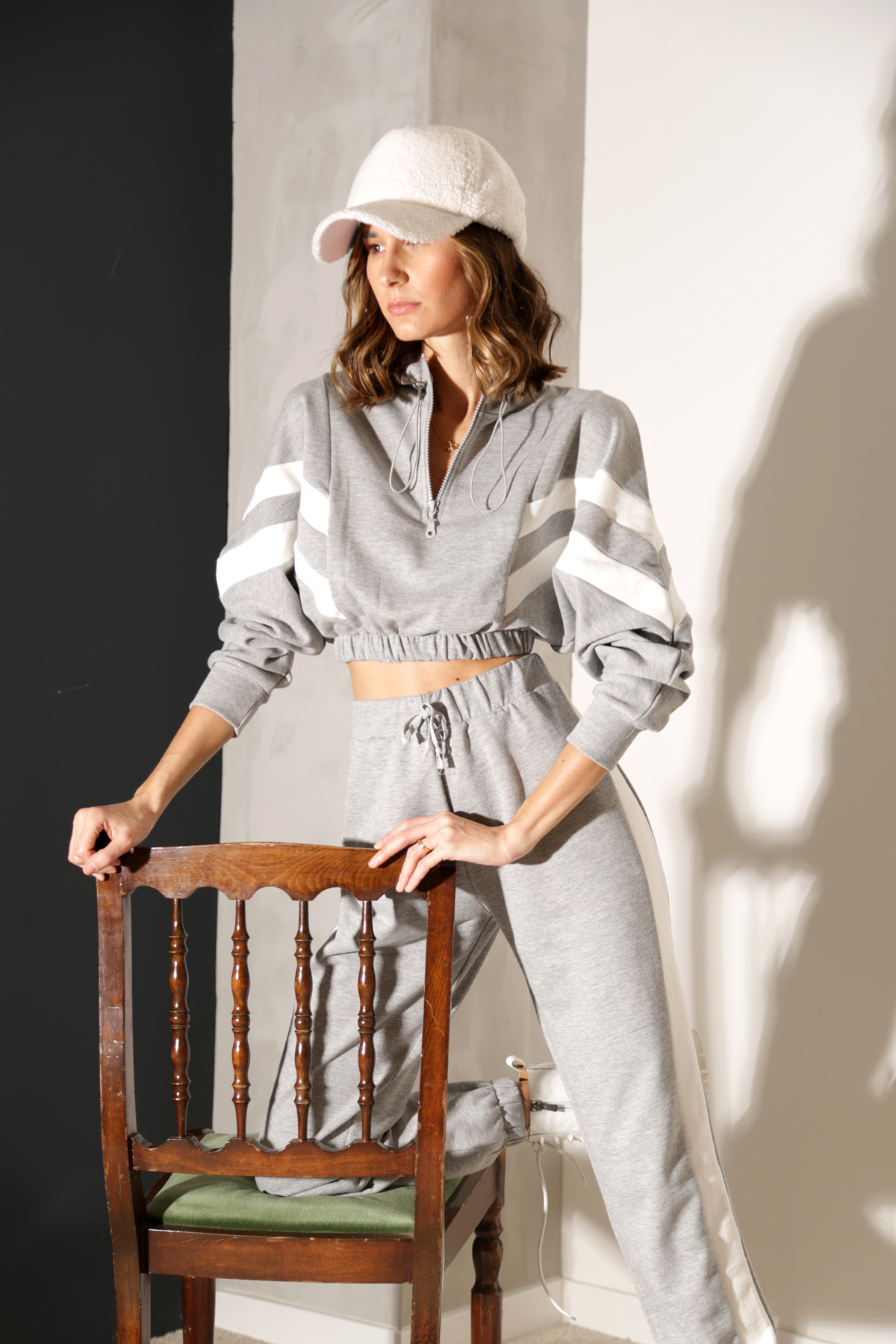 Gri Verev Şeritli Crop Sweatshirt
