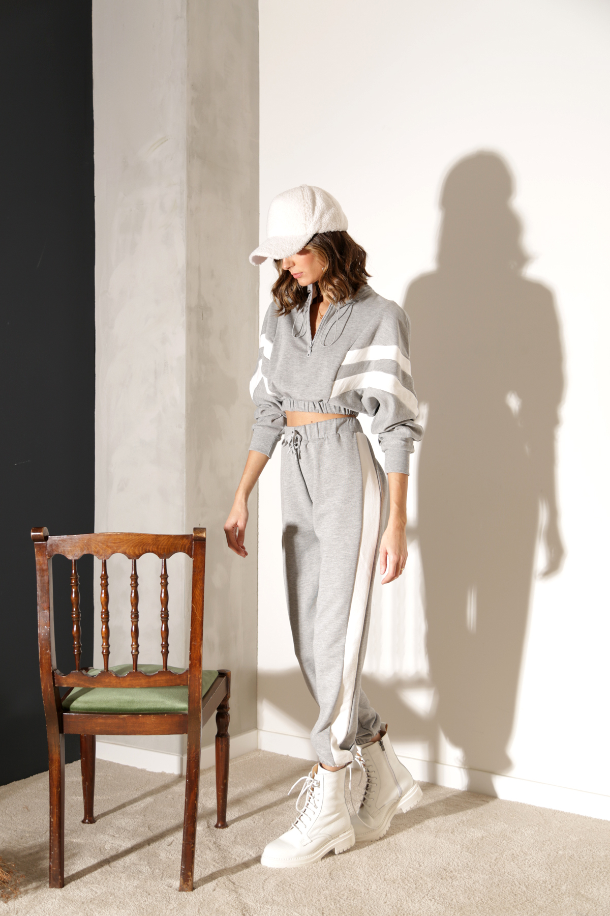 Gri Verev Şeritli Crop Sweatshirt