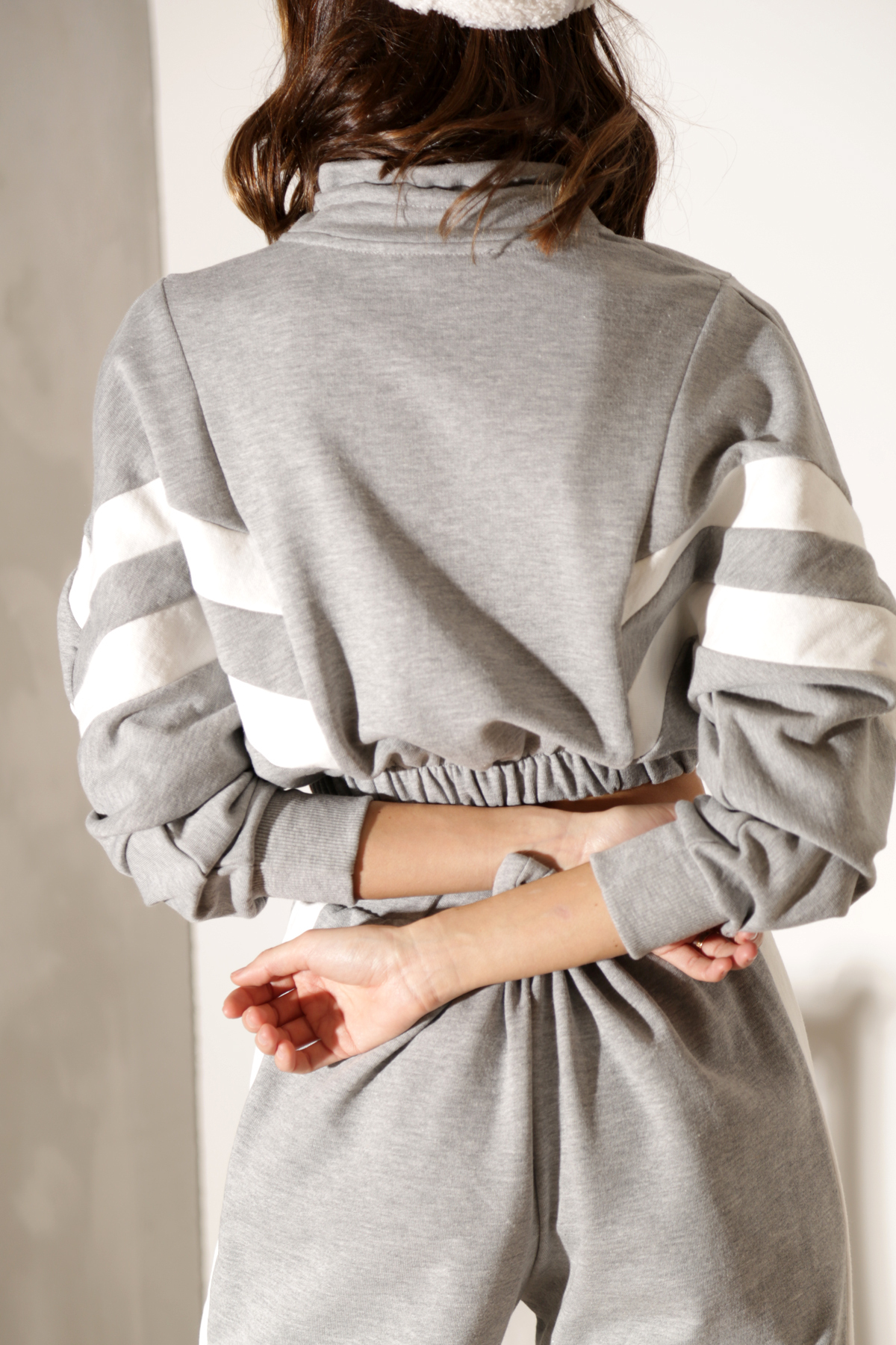 Gri Verev Şeritli Crop Sweatshirt