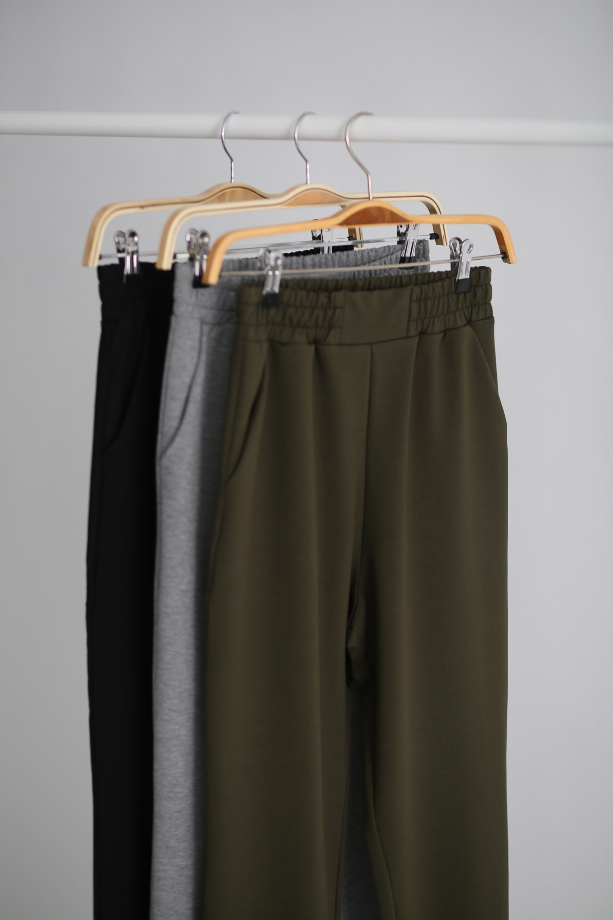 Haki Paçası Yırtmaçlı Eşofman Pantolon 