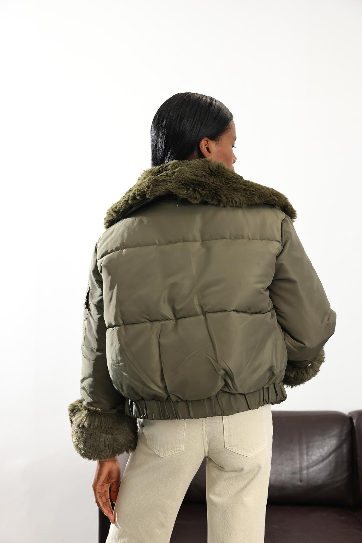 Haki Yakası Kürklü Su Geçirmez Mont D99626