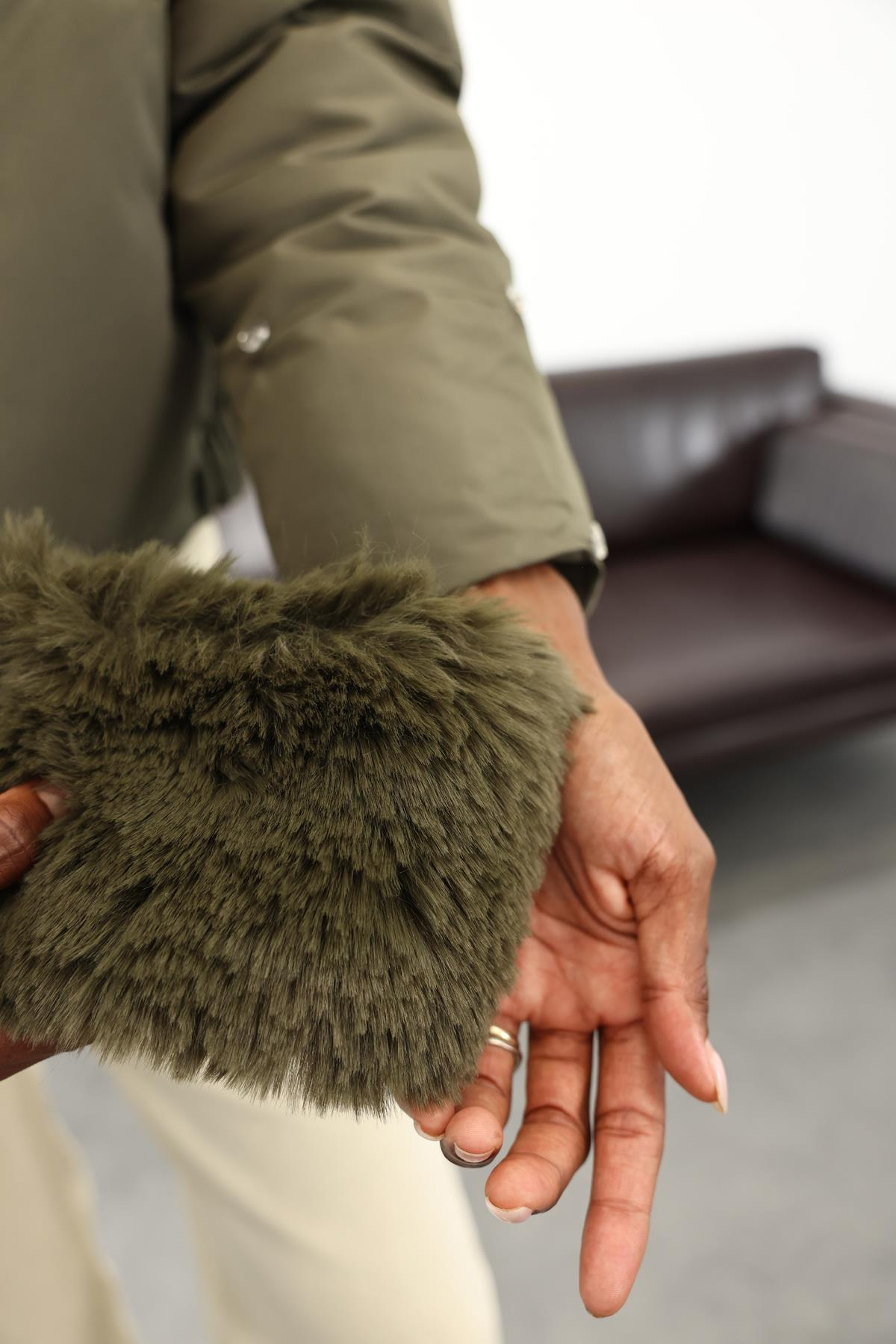 Haki Yakası Kürklü Su Geçirmez Mont D99626