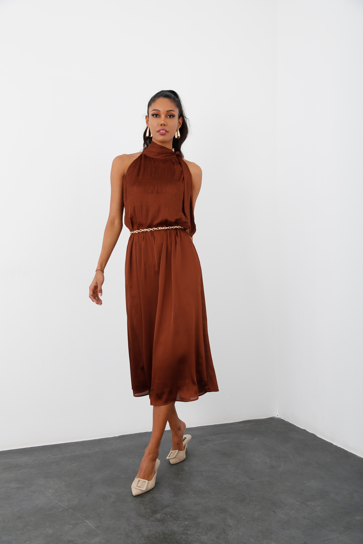 Kahverengi Halter Yaka Elbise 