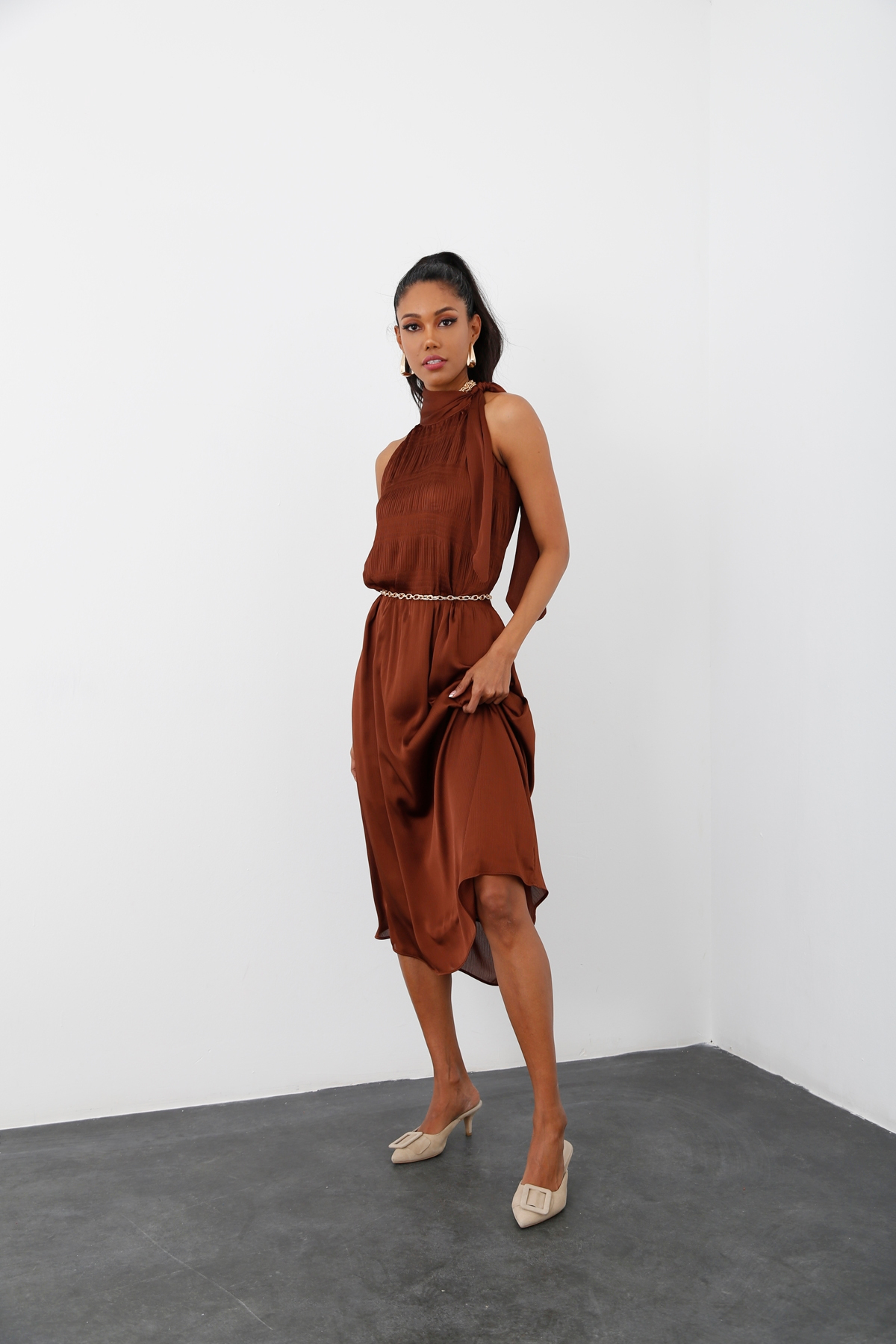 Kahverengi Halter Yaka Elbise 