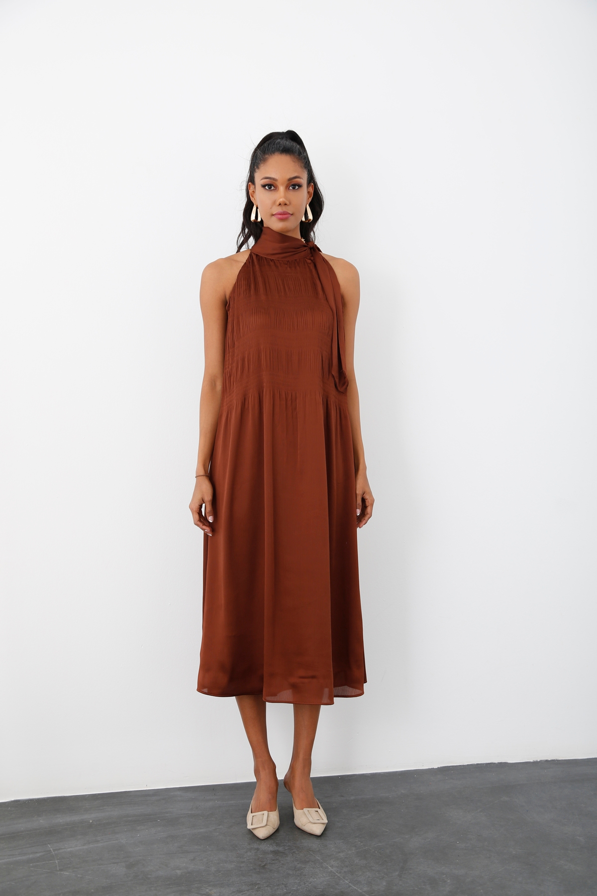 Kahverengi Halter Yaka Elbise 