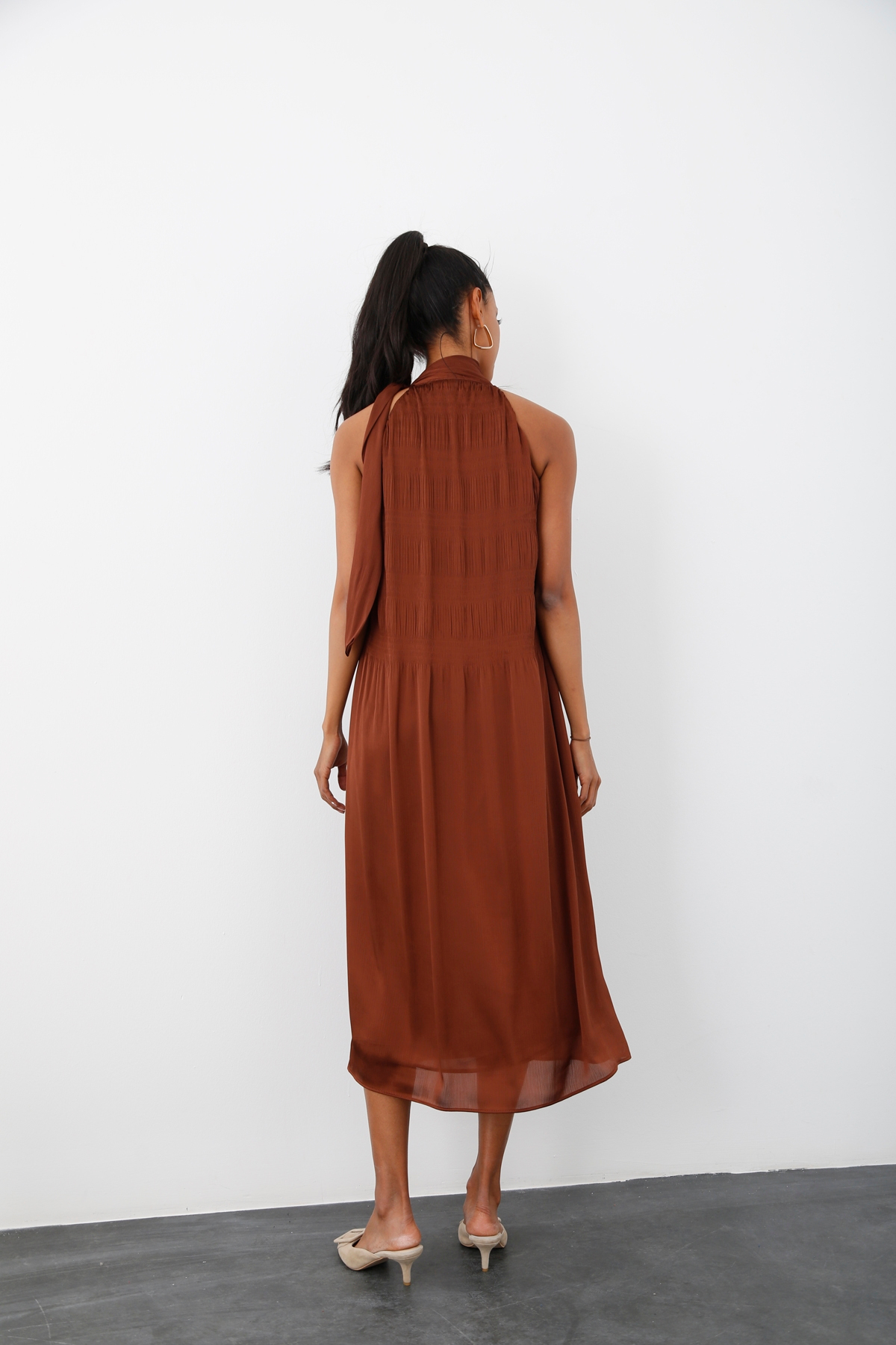 Kahverengi Halter Yaka Elbise 