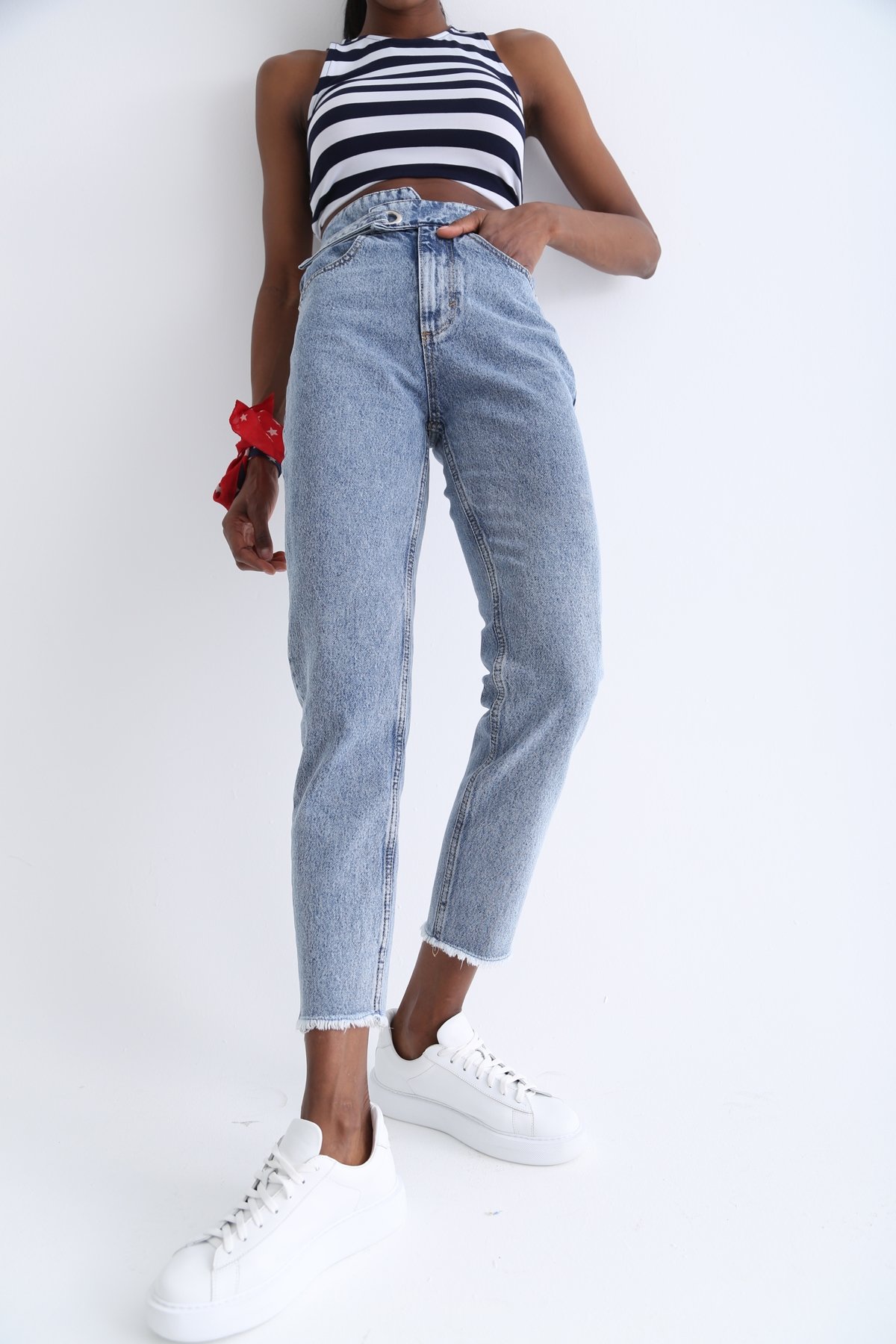 Kar Yıkamalı Bel Detaylı Mom Jean 21313
