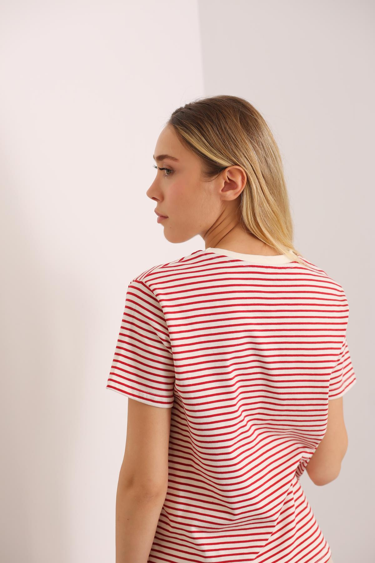 Kırmızı Bisiklet Yaka Çizgili Tshirt 