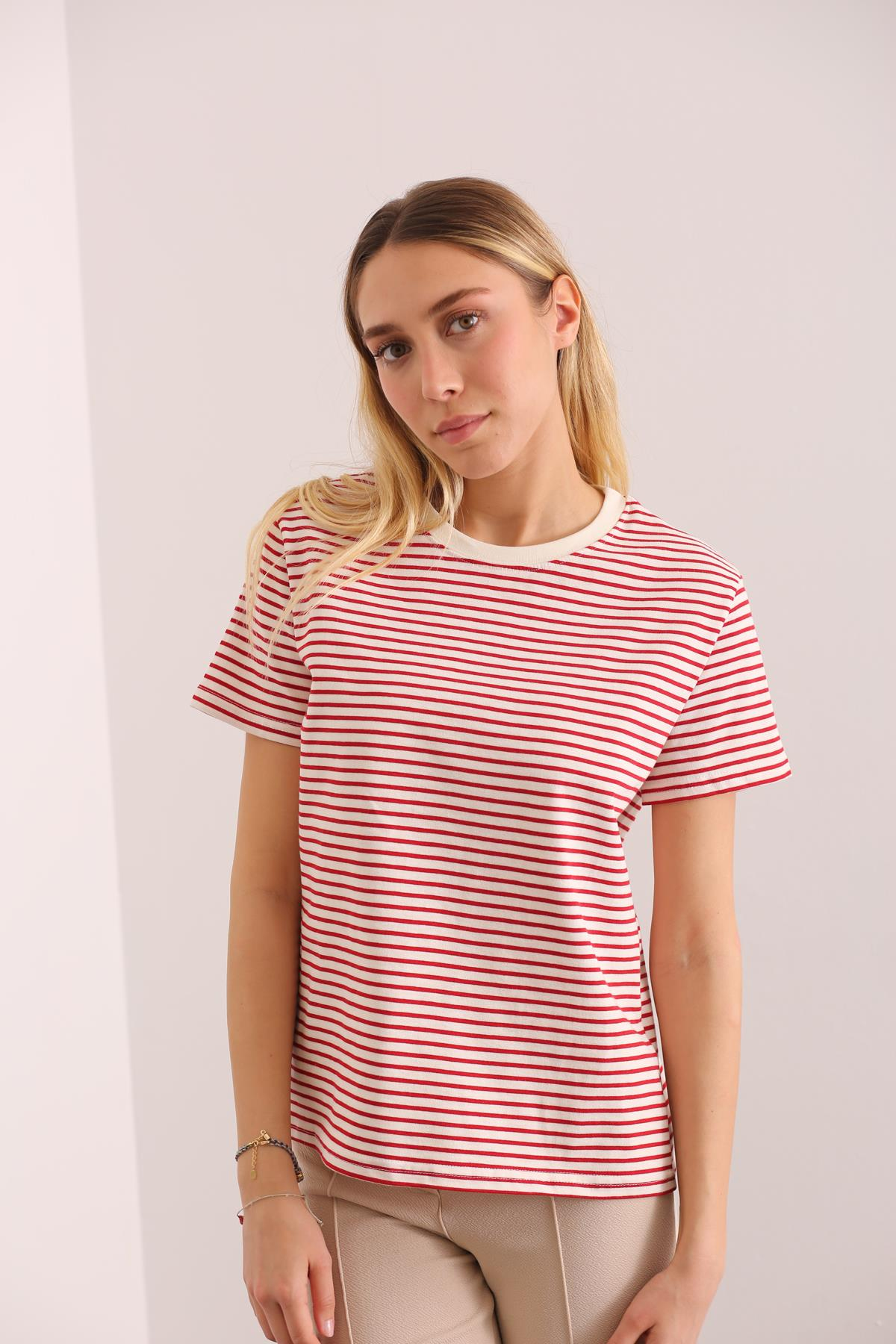 Kırmızı Bisiklet Yaka Çizgili Tshirt 