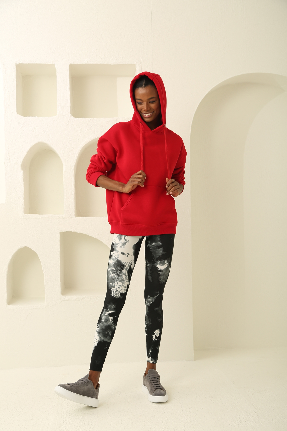 Kırmızı Kapşonlu Sweatshirt 