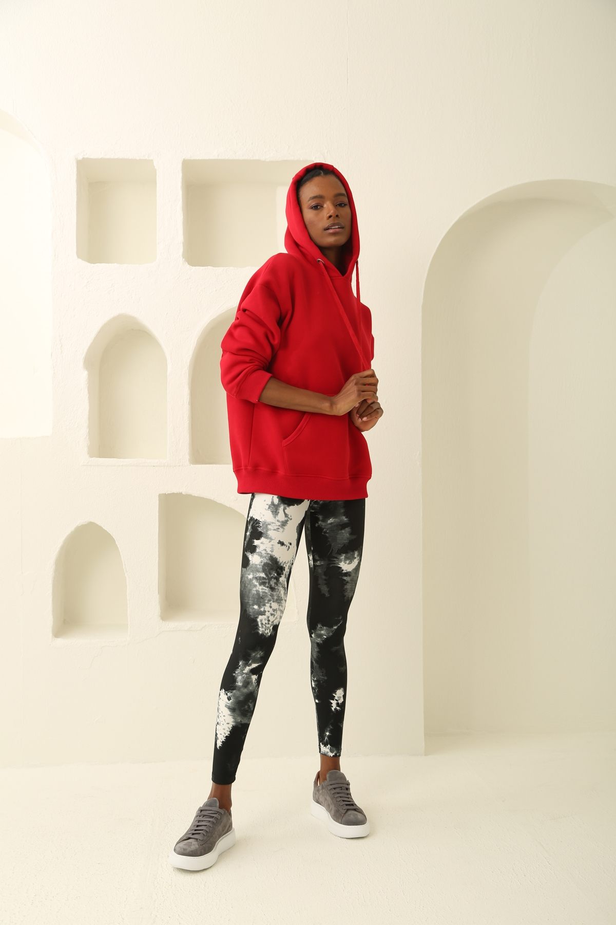 Kırmızı Kapşonlu Sweatshirt 