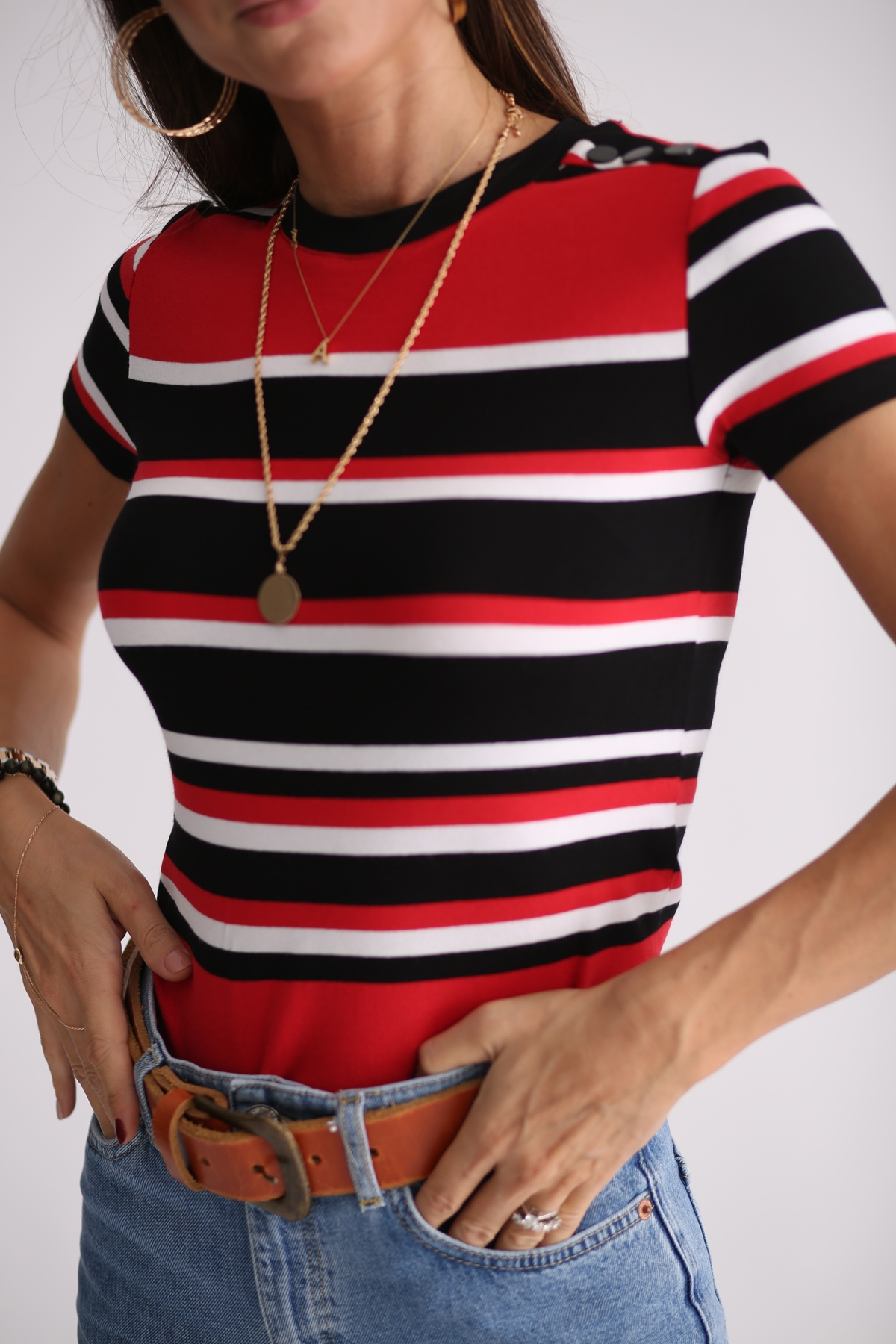 Kırmızı Omzu  Düğme Detaylı Tshirt 