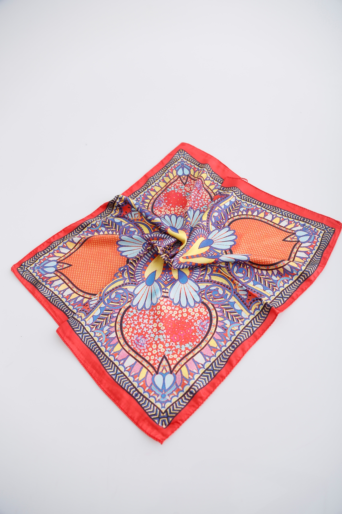 Kırmızı Patchwork Desenli Bandana 