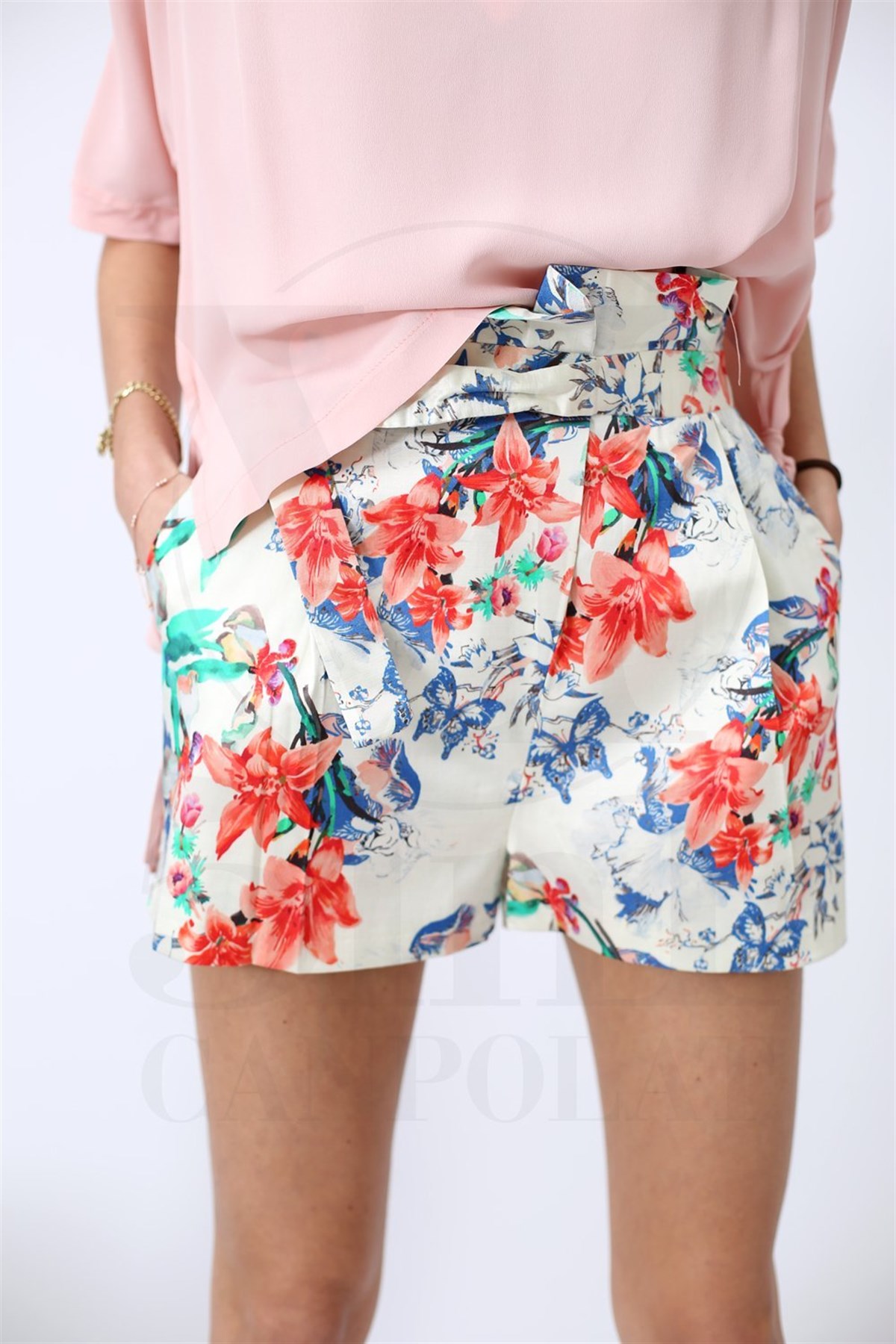 Krem Çiçek Desenli Beyaz Şort