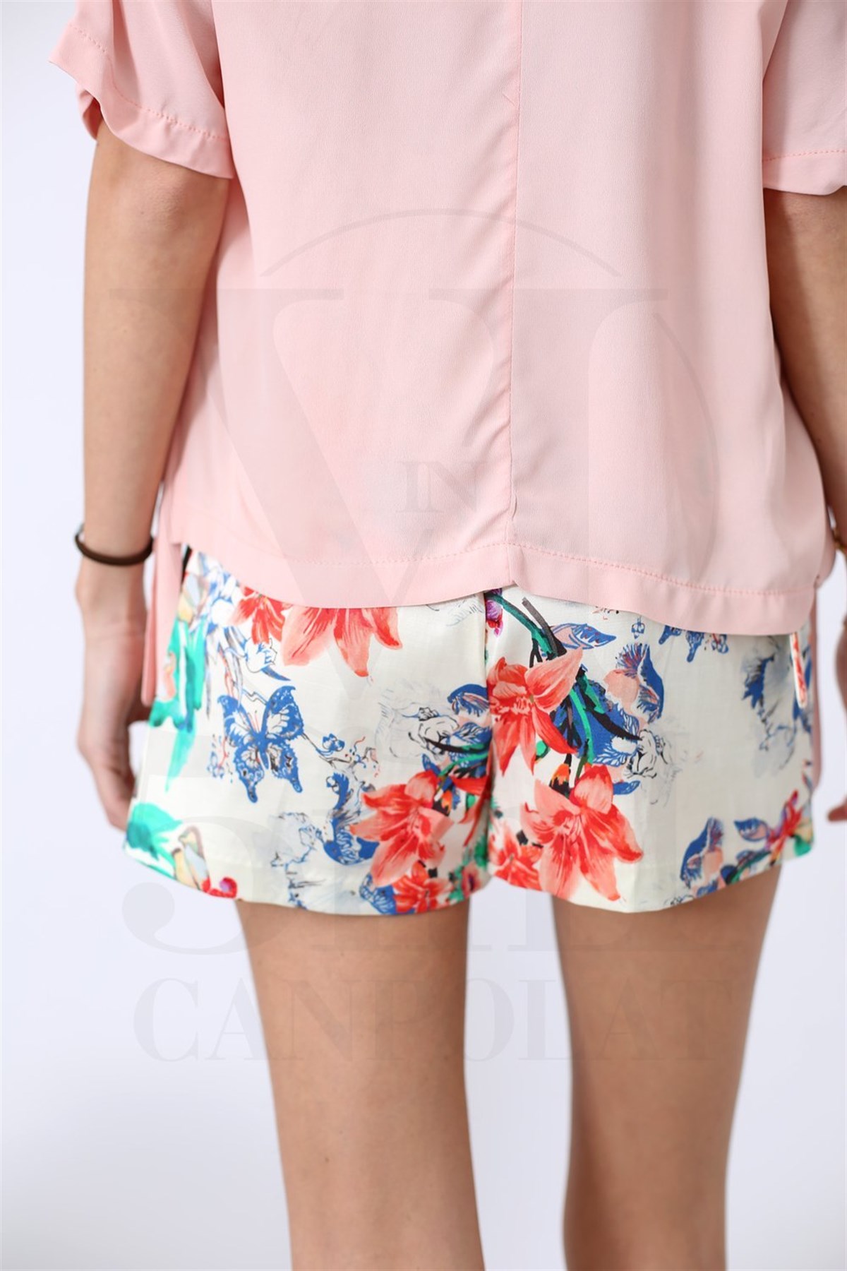 Krem Çiçek Desenli Beyaz Şort