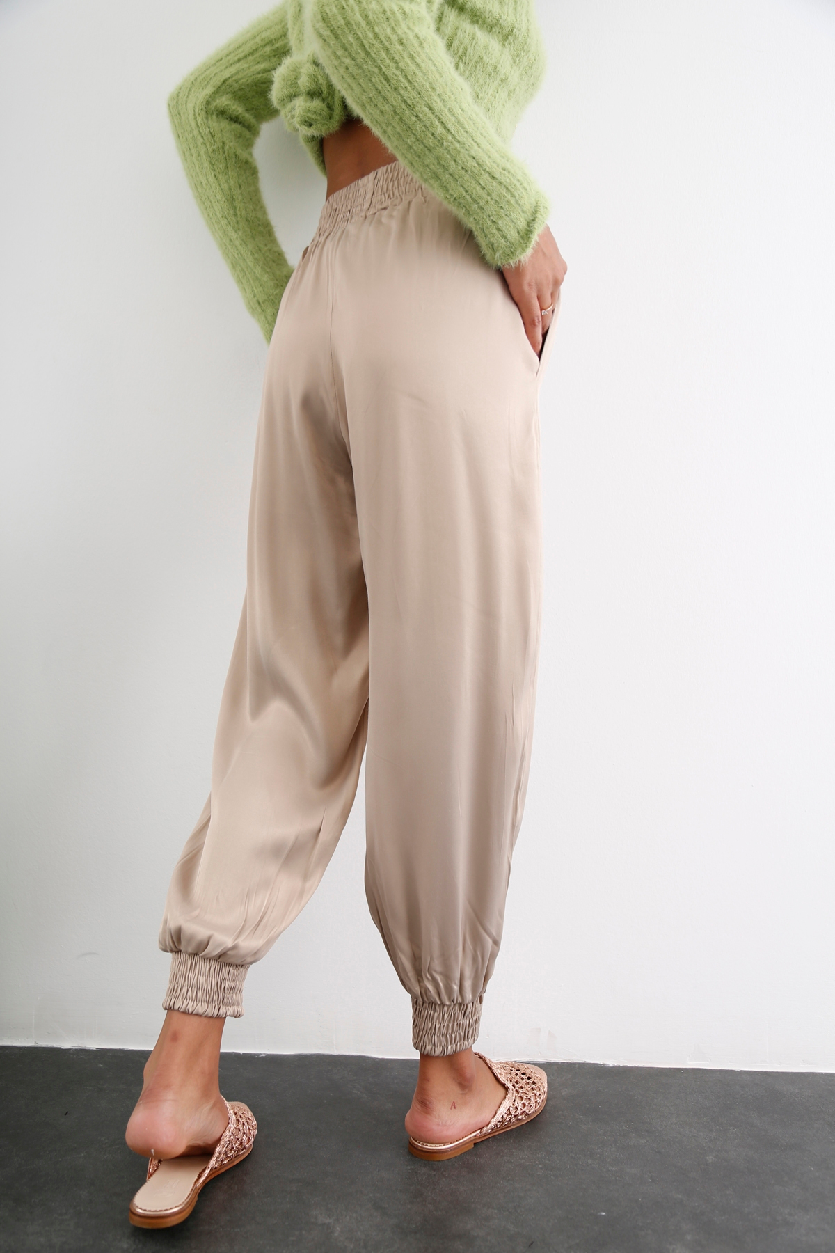 Kum Beji Paçası Lastikli Saten Pantolon 70834