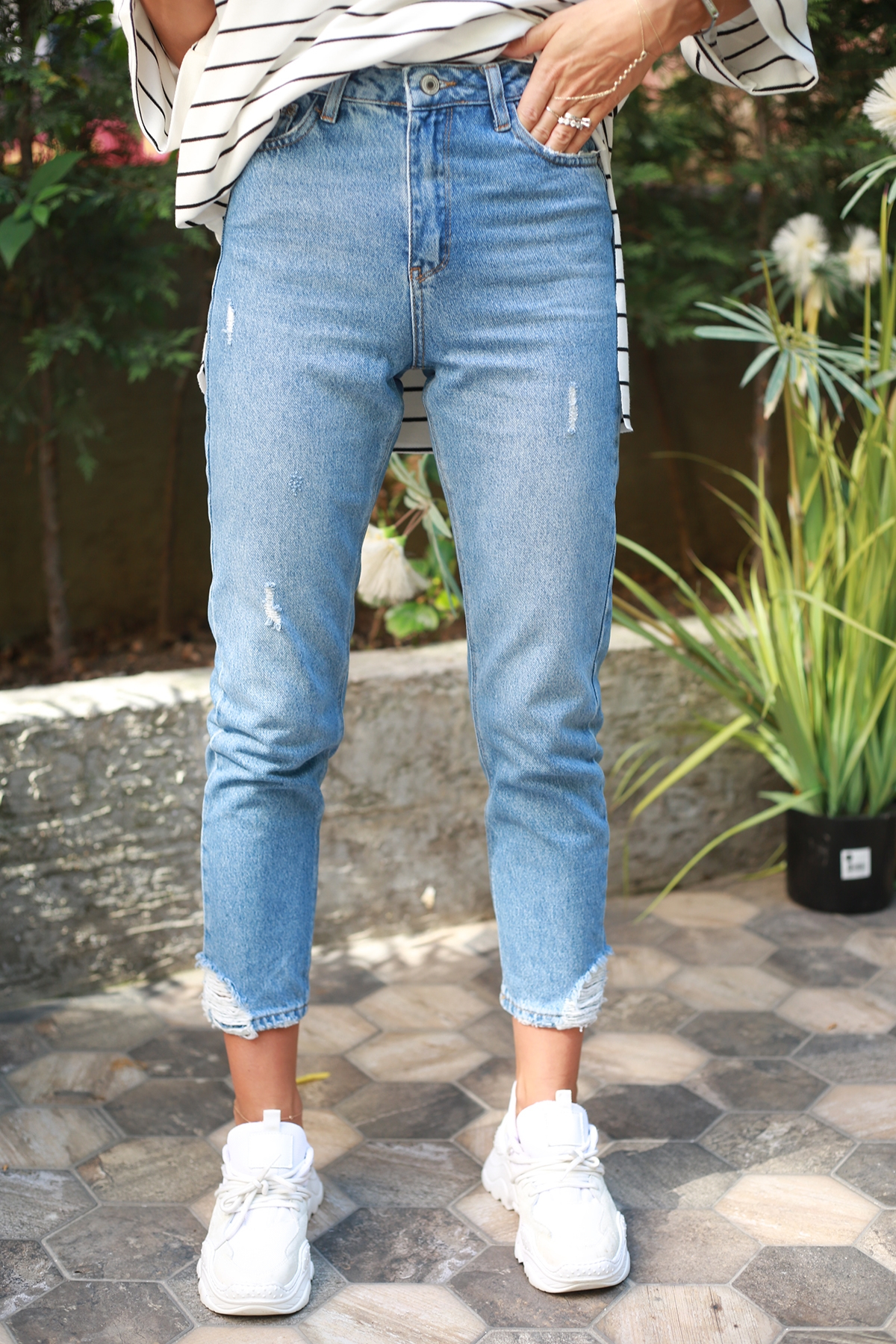 Mavi Paçası Yırtıklı Slim Fit Kot Pantolon