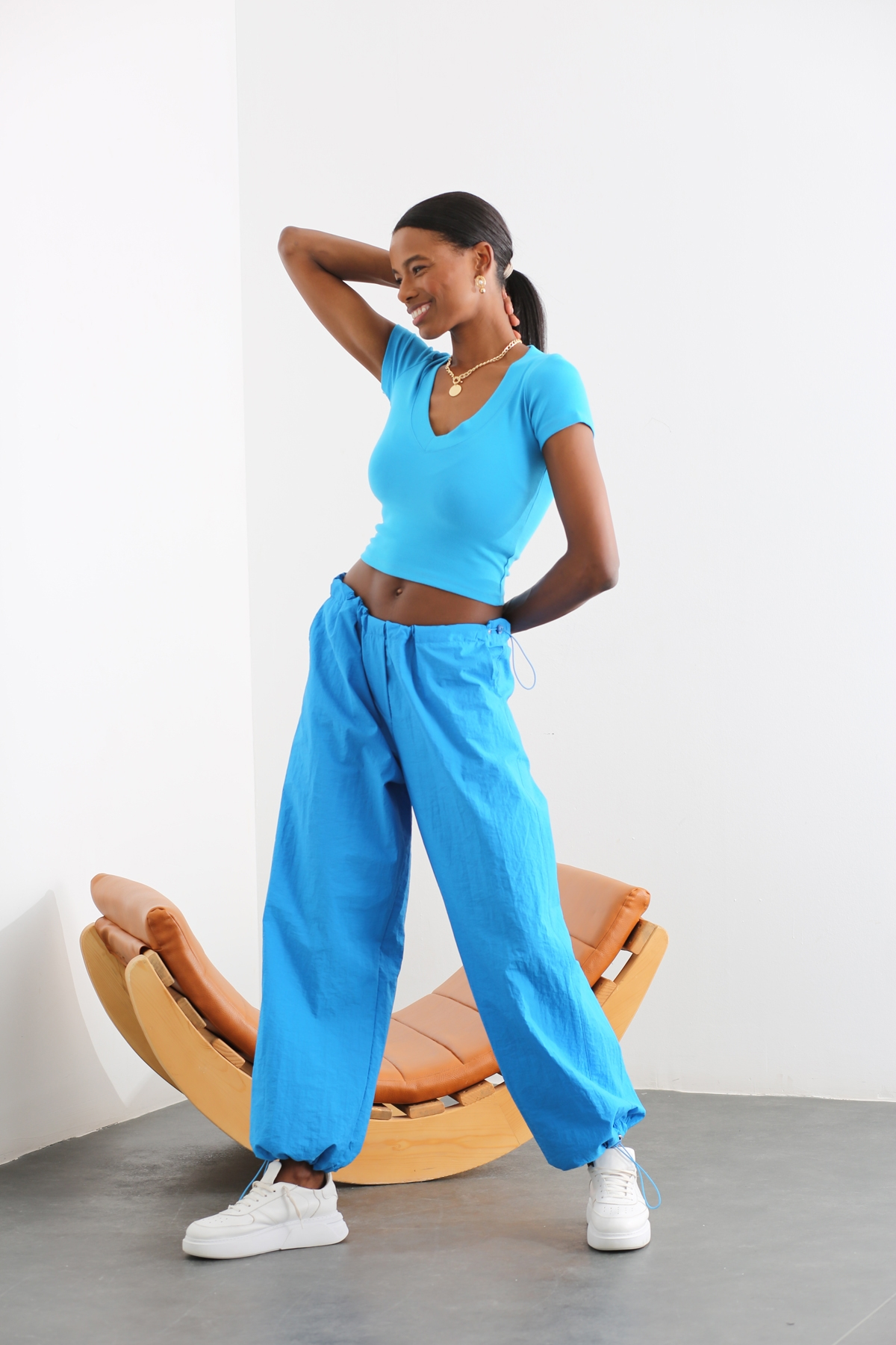 Mavi V Yaka Kısa Kol Crop Tshirt 210133
