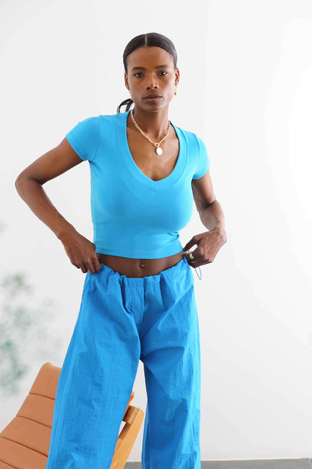 Mavi V Yaka Kısa Kol Crop Tshirt 210133