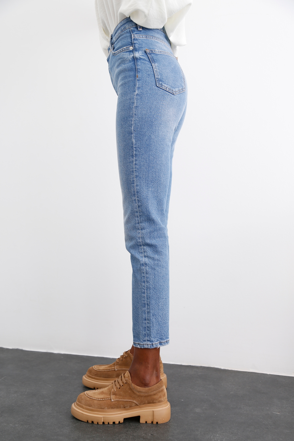Mavi Yüksek Bel Likralı Mom Fit Jean 
