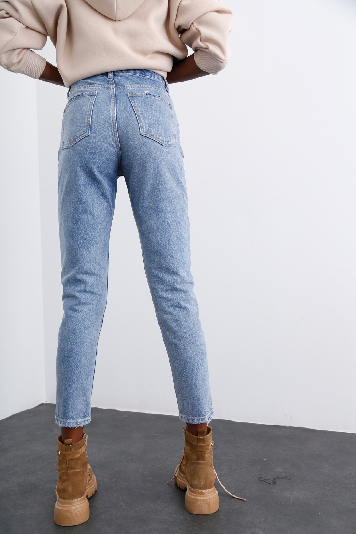 Mavi Yüksek Bel Paça Detaylı Mom Jean 2111