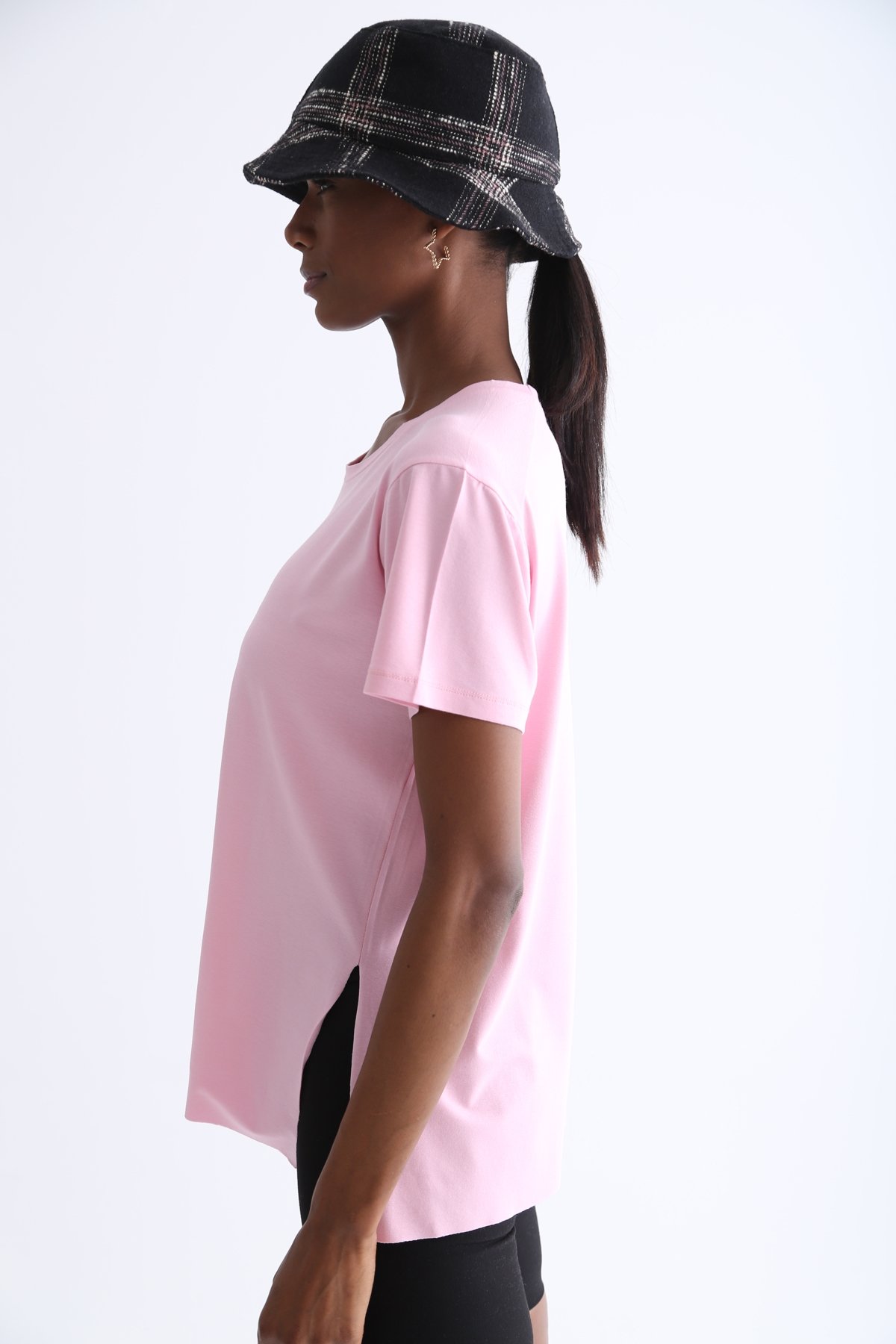 Pembe Bisiklet Yaka Yırtmaçlı Tshirt 
