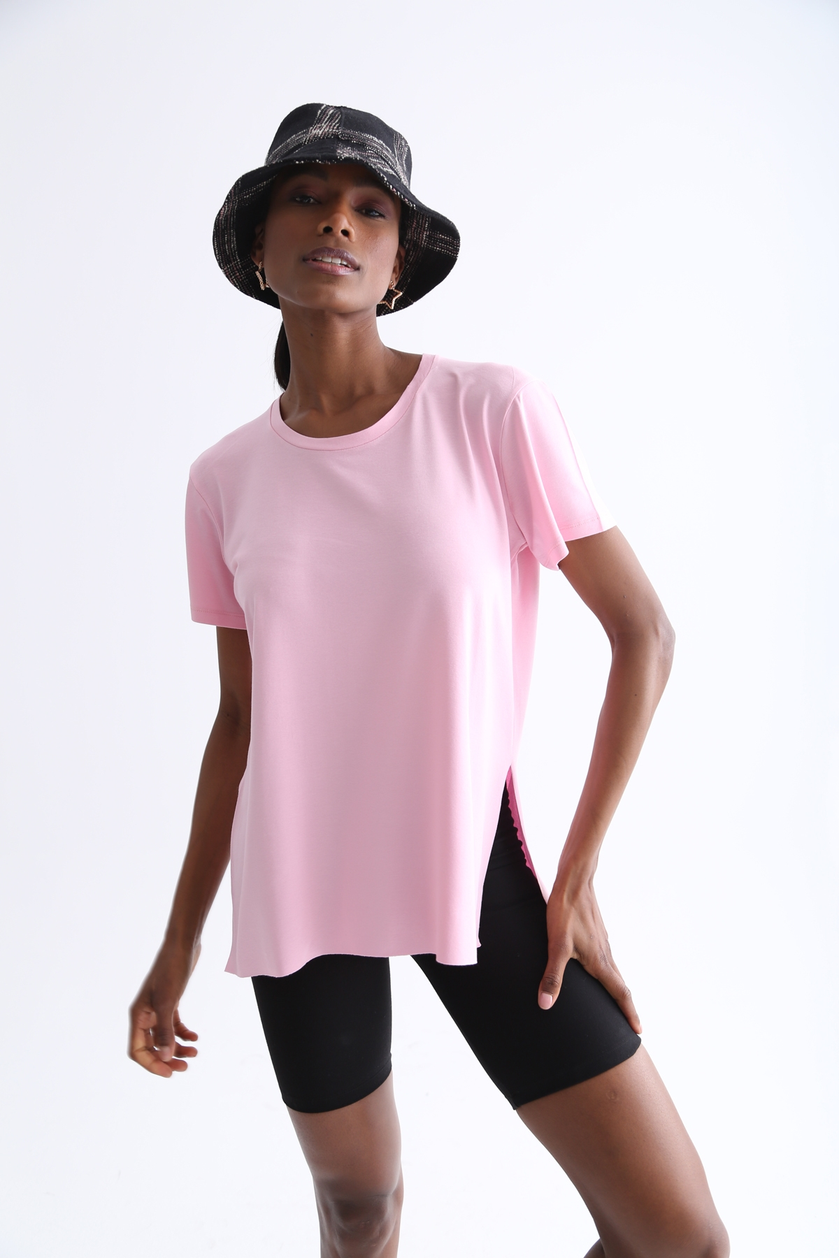 Pembe Bisiklet Yaka Yırtmaçlı Tshirt 