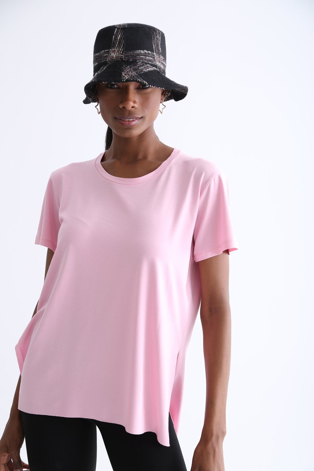 Pembe Bisiklet Yaka Yırtmaçlı Tshirt 