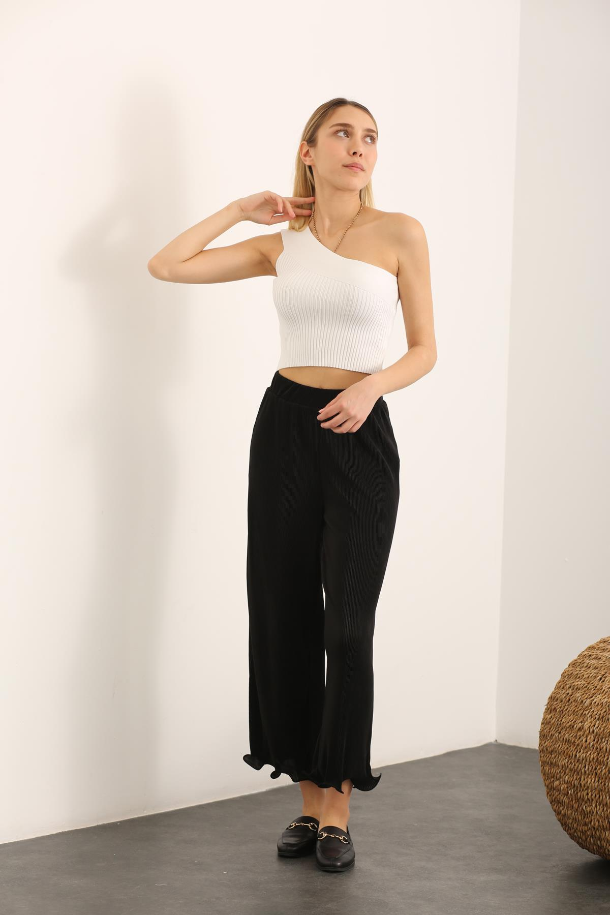 Siyah Beli Lastikli Piliseli Pantolon 