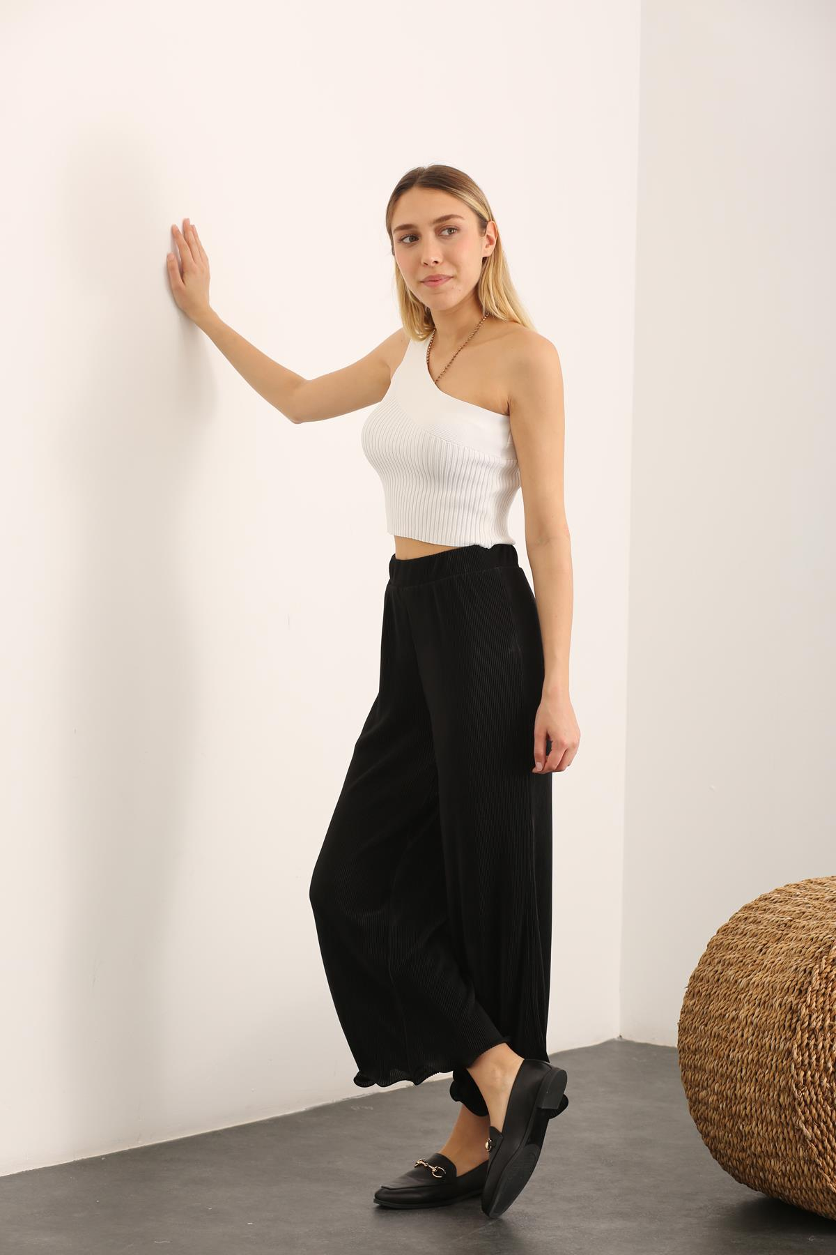Siyah Beli Lastikli Piliseli Pantolon 