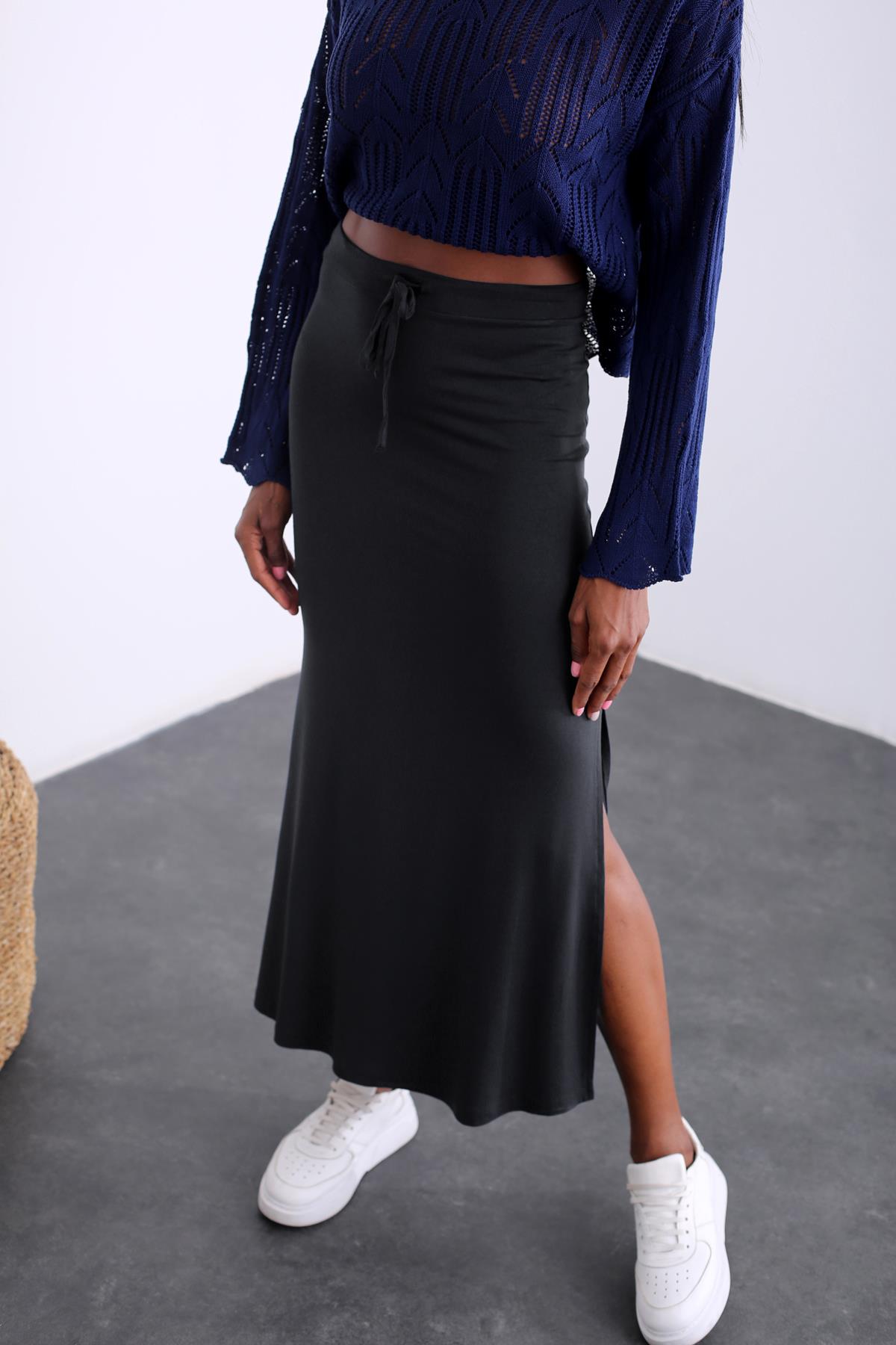 Siyah Beli Lastikli Yanı Yırtmaçlı Etek 