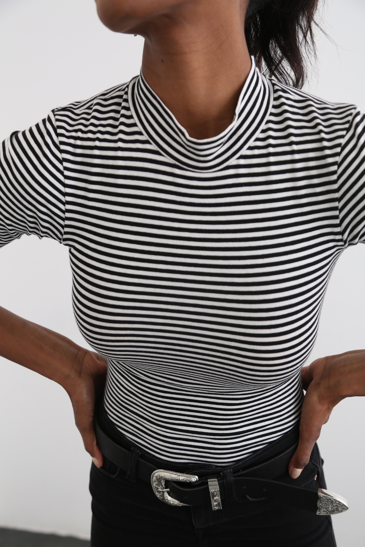 Siyah-Beyaz Dik Yaka Çizgili Bodysuit 