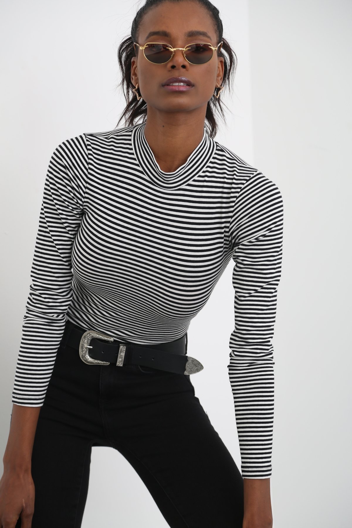 Siyah-Beyaz Dik Yaka Çizgili Bodysuit 