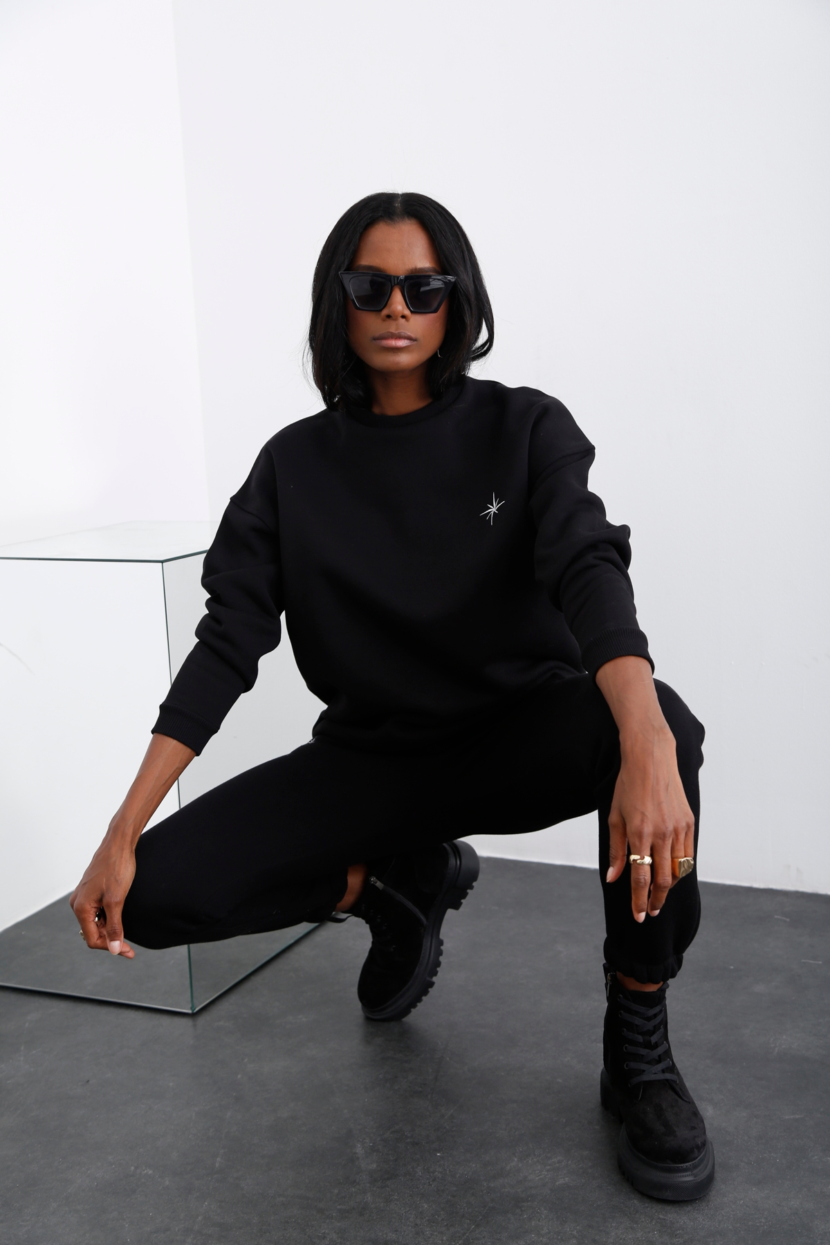 Siyah Bisiklet Yaka Şardonlu Sweatshirt 
