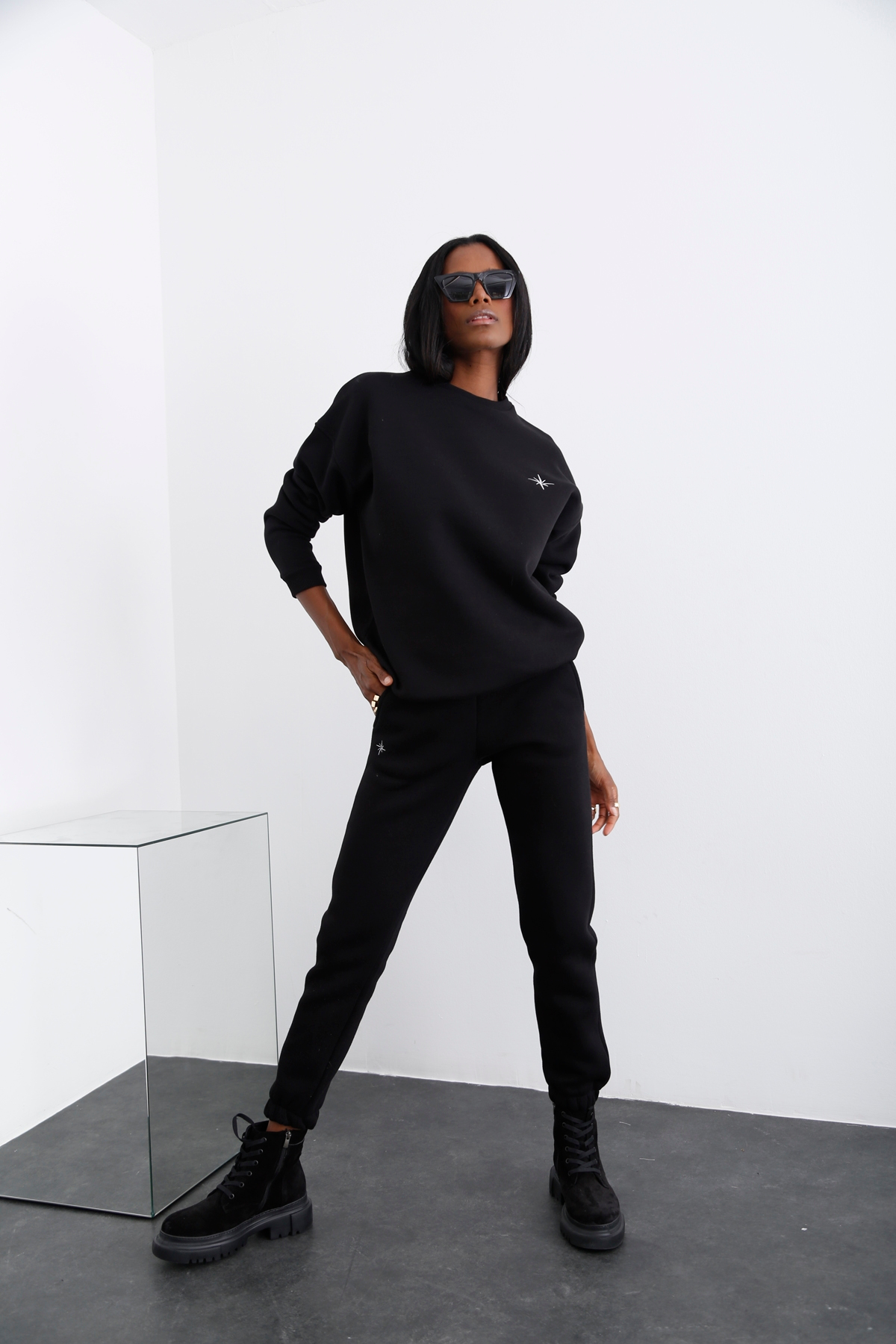 Siyah Bisiklet Yaka Şardonlu Sweatshirt 