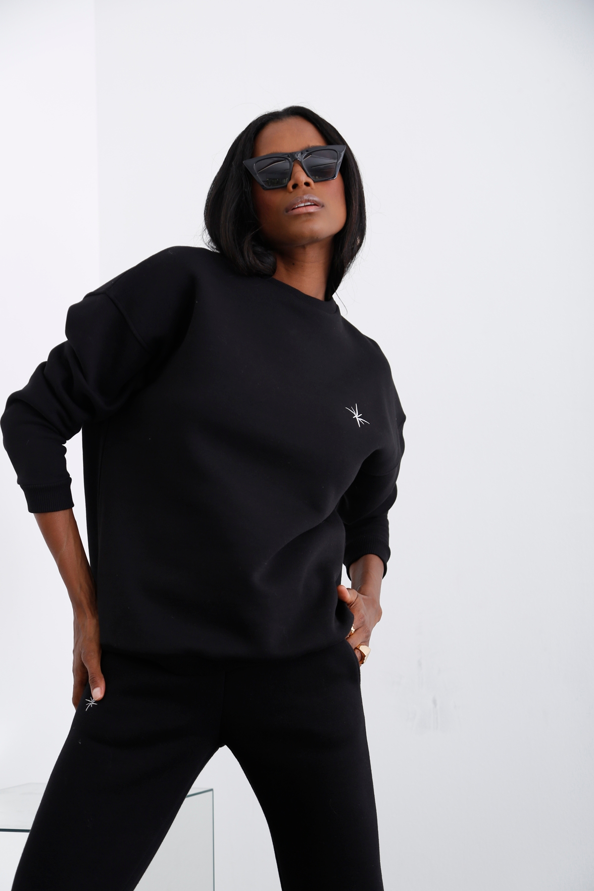 Siyah Bisiklet Yaka Şardonlu Sweatshirt 