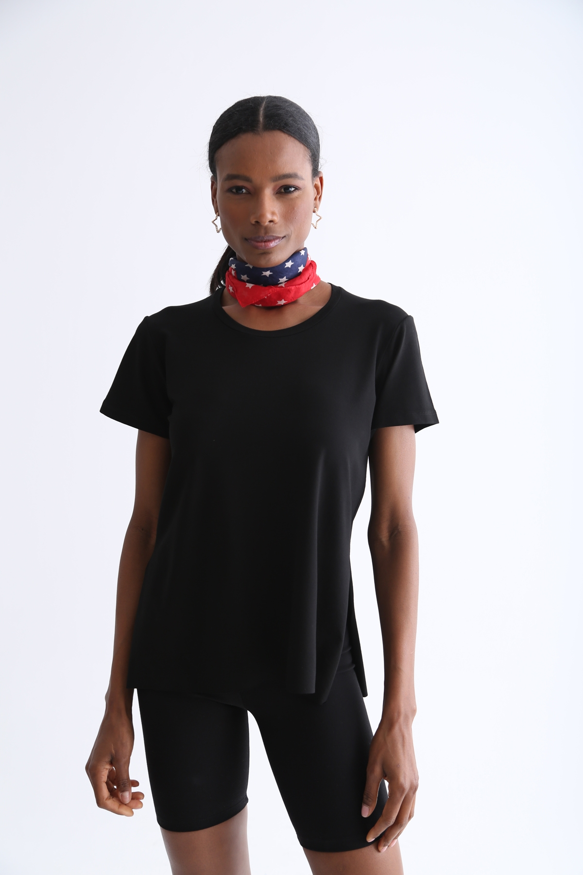 Siyah Bisiklet Yaka Yırtmaçlı Tshirt 