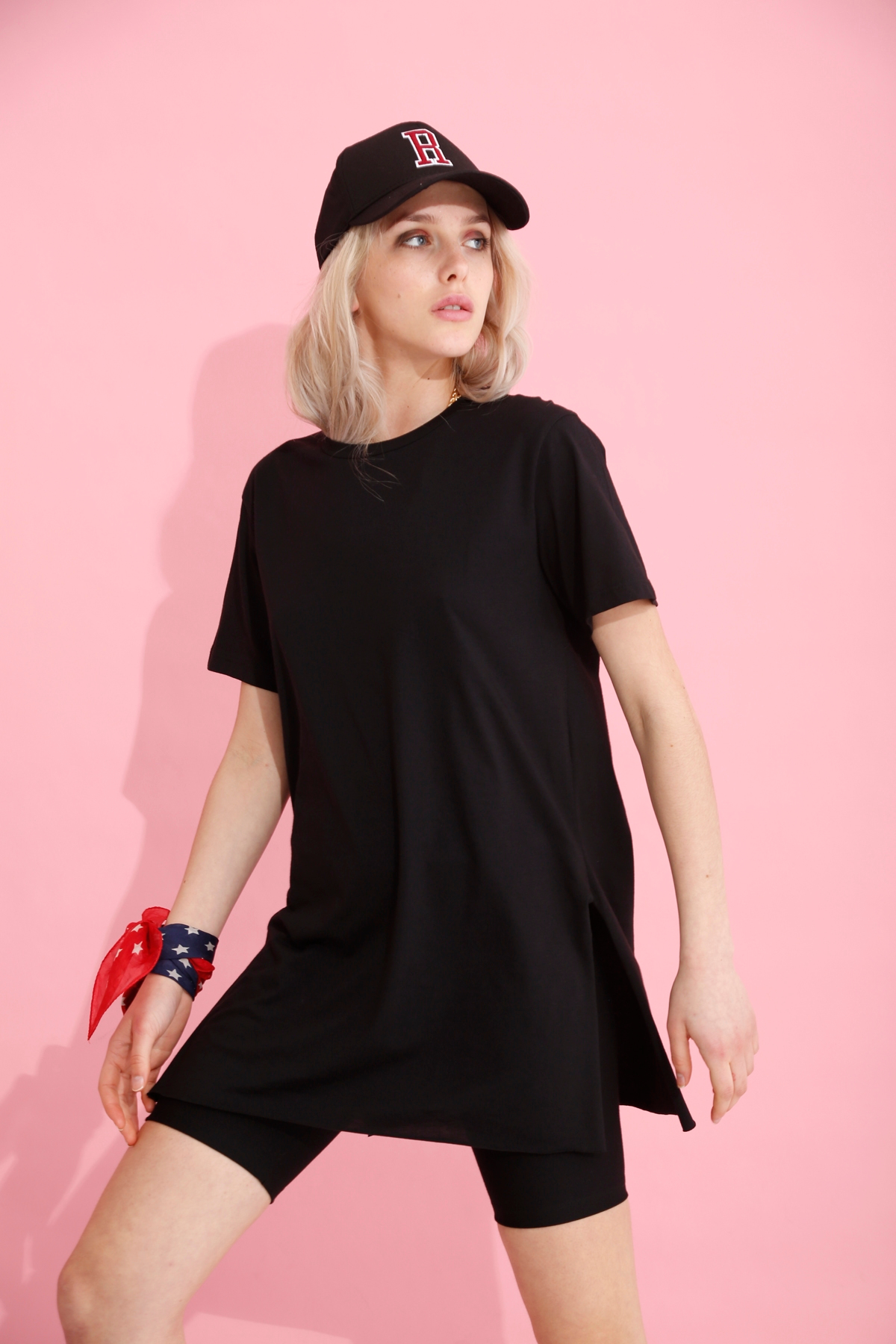 Siyah Bisiklet Yaka Yırtmaçlı Tshirt 1482
