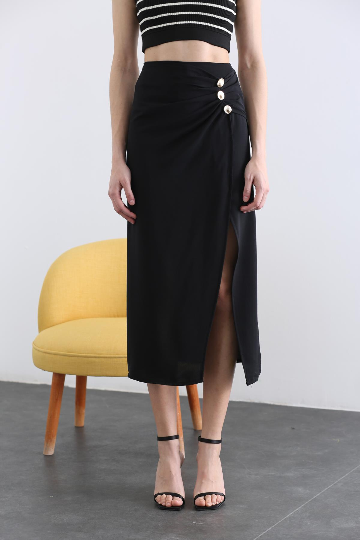 Siyah Gold Düğmeli Önü Yırtmaçlı Etek 4022