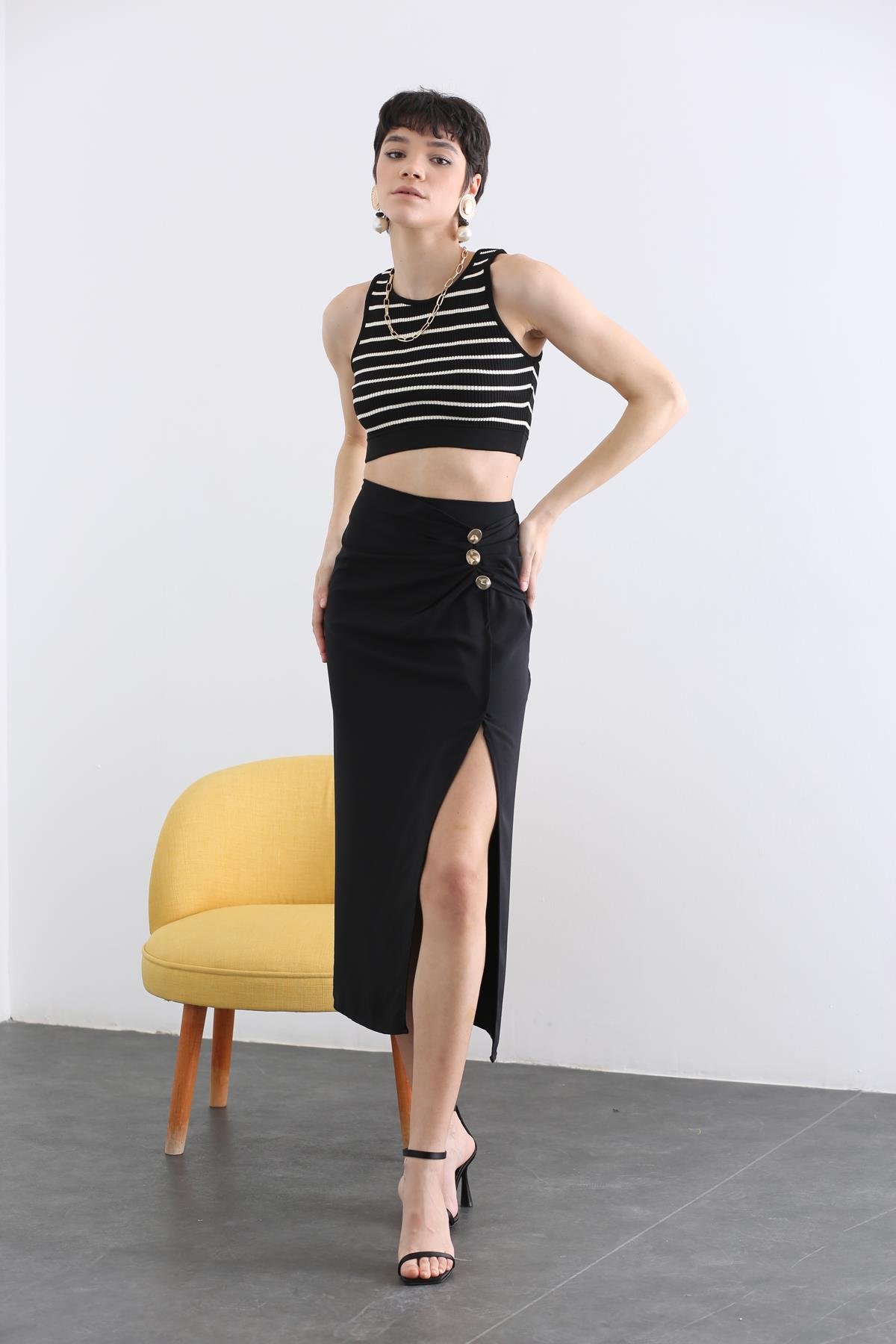 Siyah Gold Düğmeli Önü Yırtmaçlı Etek 4022