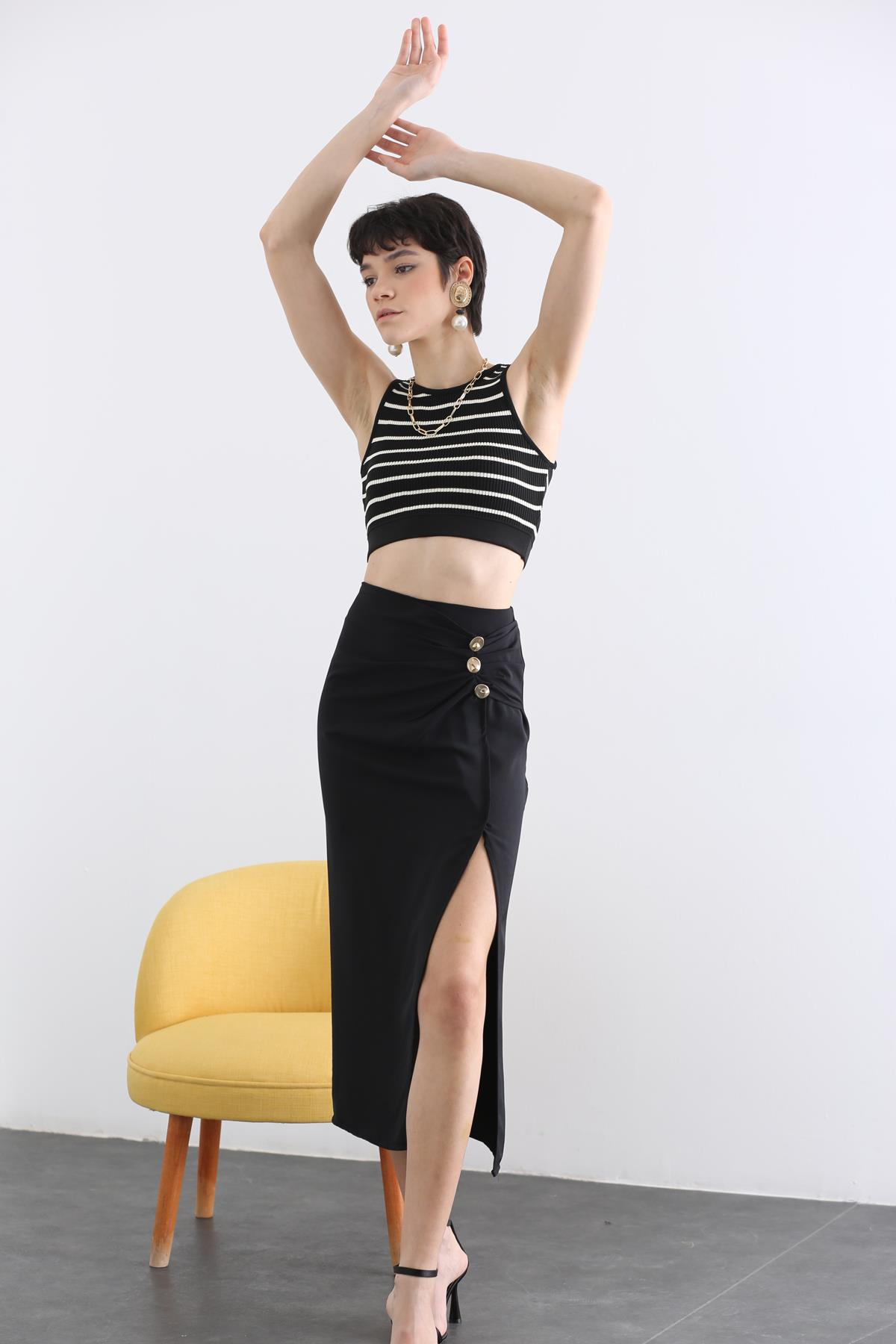 Siyah Gold Düğmeli Önü Yırtmaçlı Etek 4022