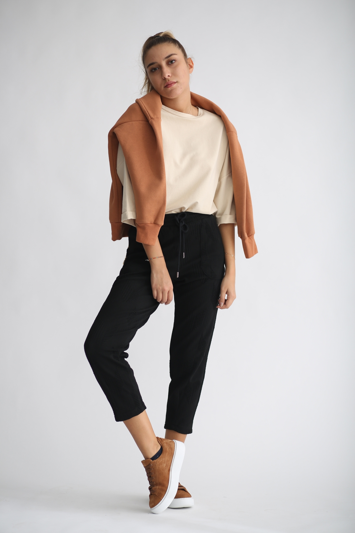 Siyah Kabartmalı Basic Pantolon 0107