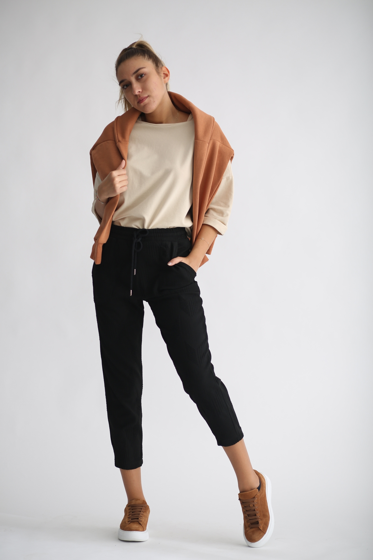 Siyah Kabartmalı Basic Pantolon 0107